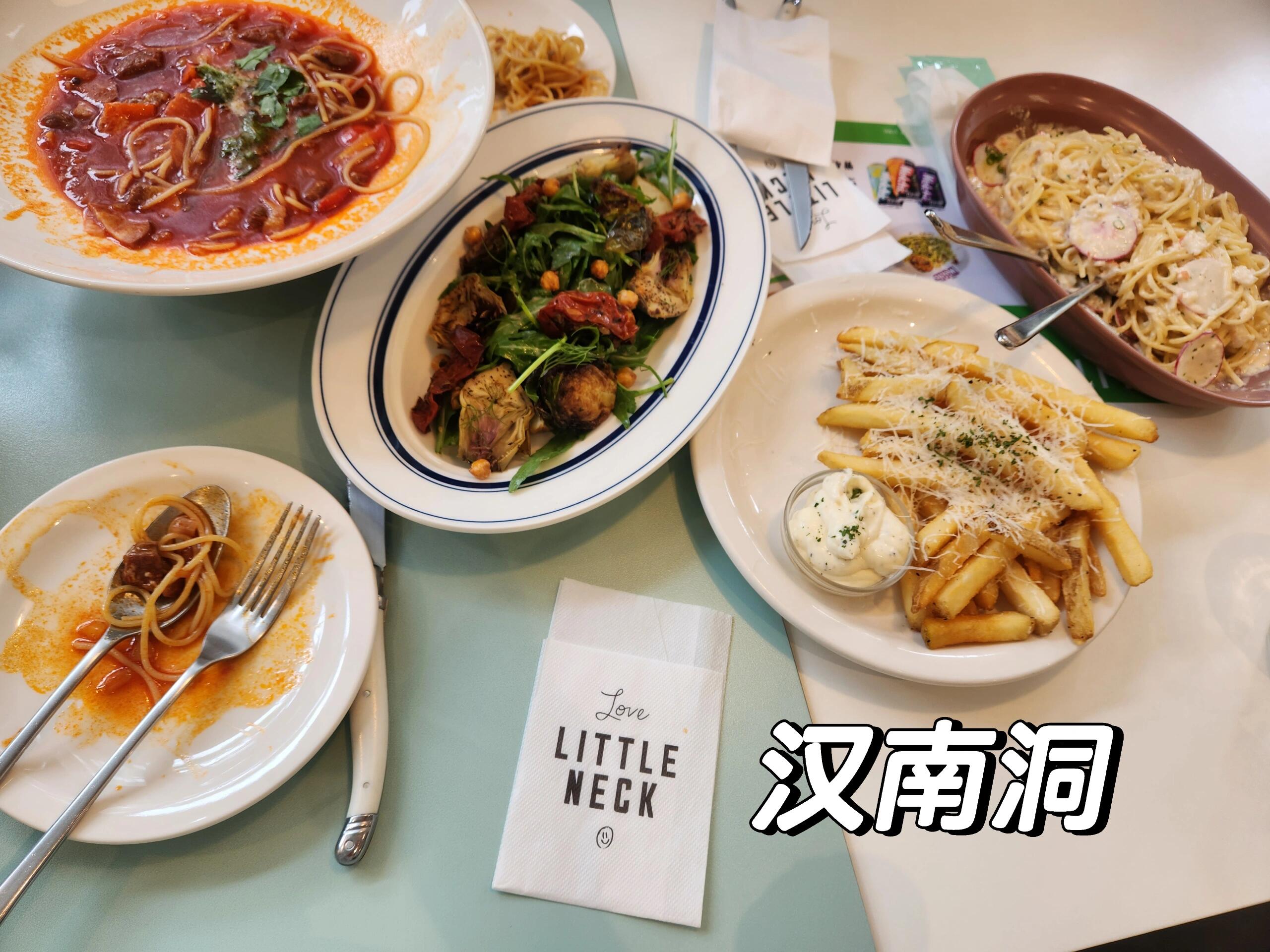 
                        ????探索首爾的時(shí)尚地標(biāo)：狎鴎亭、新沙洞、漢南洞和The現(xiàn)代百貨???最近有幸陪同四位訪韓游客，其中三位男士因公務(wù)而來，一位時(shí)尚達(dá)人女士則是來尋找小紅書上熱門的潮流地點(diǎn)。??由于第一天遇到下雨，我們選擇了室內(nèi)活動(dòng)，首先前往了備受推崇的LV咖啡館，享受了一杯高級(jí)咖啡?。隨后，我們前往國際名品百貨，各自選購了心儀的商品并辦理了退稅手續(xù)。雖然天公不作美，但晚上天氣轉(zhuǎn)晴，我們還預(yù)約了青瓦臺(tái)的夜間游覽，別有一番風(fēng)味。??第二天，我與時(shí)尚達(dá)人女士一同前往狎鷗亭、新沙洞林蔭道，她還特別想探訪漢南洞和The現(xiàn)代百貨。在她的帶領(lǐng)下，我們一起享受了購物的樂趣，并在她推薦的咖啡店里小憩，品嘗了美味的咖啡和點(diǎn)心。??這次體驗(yàn)讓我深受啟發(fā)，非常感謝這位美女帶我領(lǐng)略了首爾的潮流風(fēng)尚，真是一次難忘的旅程！??#漢南洞 #狎鴎亭 #新沙洞林蔭路 #The現(xiàn)代百貨 #LV咖啡