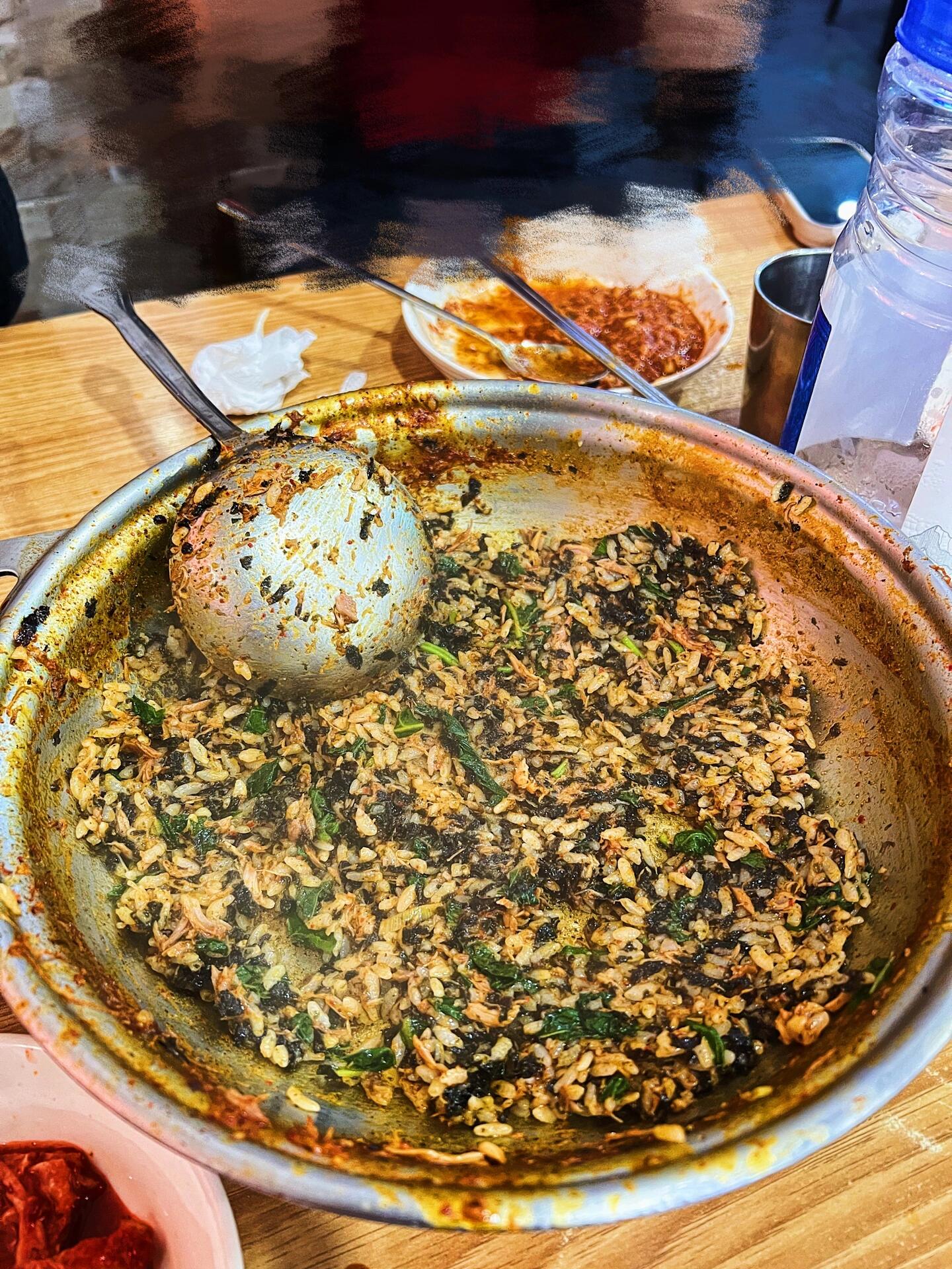 
                        首爾覓食｜半夜失眠都在想的土豆脊骨湯！真的超級(jí)好吃的說！！！脊骨超級(jí)香超級(jí)嫩，看起來好像很重口味，但其實(shí)一點(diǎn)都不辣也不咸，蘇子葉的清香配上軟嫩的脊骨，湯越煮越入味～ 配上那個(gè)特制的醬料，簡直是絕配呀！??剛到那兒的時(shí)候，雖然排隊(duì)人挺多的，但排隊(duì)速度意外的快～店里的阿姨們都會(huì)說中文，對(duì)我們這些不懂韓語的小伙伴來說簡直是太貼心了！??這家店專門做土豆脊骨湯的，可以選擇單人小鍋，或者根據(jù)人數(shù)點(diǎn)不同的份量：2人??小份3人??中份4人??大份??碳水三部曲攻略（超級(jí)香的！）1. 先吃掉脊骨和其他配料，留下一兩塊肉2. 把剩下的肉剔出來，扔回湯里3. 叫阿姨加入拉面（方便面）或者面片4. 面吃完后，再加一份炒飯，里面會(huì)放很多蘇子葉、紫菜碎和香油，味道超級(jí)棒！！土豆脊骨湯里還有超級(jí)入味的菜干，如果喜歡可以加點(diǎn)兒哦！??地址: ?? ??? ???? 45英語地址：45 Yeonmujang-gil, Seongdong-gu, Seoul#首爾 #韓國 #首爾美食 #脊骨土豆湯 #碳水使我快樂 #留學(xué)韓國 #韓國生活 #韓國料理 #圣水洞 #圣水洞美食 #韓國圣水 #首爾美食探店