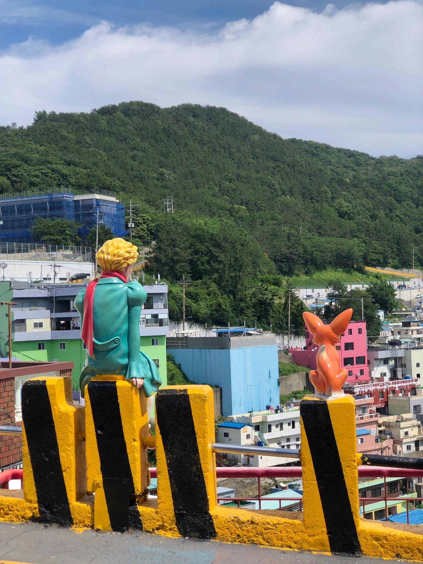 
                        ????釜山City walk｜甘川文化村集章之旅?????????????? ??? ??2? 203???09:00-18:00(3–10月)09:00-17:00(11-2月)??從地鐵1號(hào)線???/???出發(fā)，乘坐??1?/1-1?巴士直達(dá)只需2k韓幣就能拿到“甘川文化村的Stamp地圖”???我覺得這是釜山最有性價(jià)比的紀(jì)念品了！拿著地圖，1h-1.5h就能走遍整個(gè)甘川文化村集郵的樂趣真的超級(jí)棒！（尤其是蓋章的時(shí)候???）按照地圖上的路線，很快就能遇到狐貍和小王子的地標(biāo)??除了這些拍照點(diǎn)，沿途還有許多美麗的風(fēng)景等你探索出行小貼士：記得防曬和多補(bǔ)水哦??#甘川文化村 #釜山 #釜山旅行 #釜山攻略#留學(xué)韓國 #韓國留學(xué)生 #韓國留學(xué)日常#韓國旅游推薦官 #韓國旅游種草
