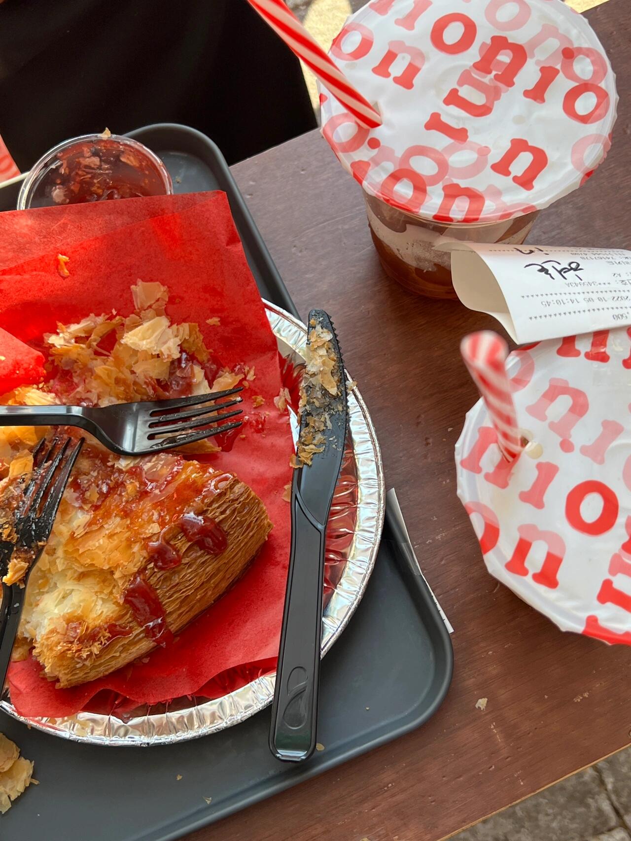 
                        ????廣藏市場｜Onion咖啡廳老網(wǎng)紅Onion在廣藏市場開了新分店啦！?? 整家店的氛圍感和隔壁的廣藏市場相呼應(yīng)，真的超有創(chuàng)意！店面雖然不大，但細(xì)節(jié)滿滿，裝潢看似簡單，其實(shí)每個(gè)角落都藏著小心思。韓國人在氛圍感營銷上真的是一絕！??一直很好奇為什么這家咖啡廳叫“洋蔥??”。今天問了店員，才知道原來老板在開第一家分店時(shí)，圣水那家本店原本是一間廢棄已久的工廠。老板進(jìn)去勘查時(shí)，發(fā)現(xiàn)里面有洋蔥，盡管環(huán)境惡劣，這些洋蔥依然頑強(qiáng)生長。所以老板就把店名取為“洋蔥【Onion】”。廣藏分店主打??造型的酥皮派。個(gè)人不是很愛酥皮派，吃起來有點(diǎn)費(fèi)勁，還沒吃酥皮就掉了一地。如果你是酥皮派愛好者，強(qiáng)烈推薦！不喜歡酥皮的朋友，甜點(diǎn)可以pass哦。#韓國生活 #咖啡廳 #高顏值咖啡館推薦 #韓國咖啡廳 #首爾咖啡廳 #首爾咖啡廳探店 #首爾網(wǎng)紅咖啡廳