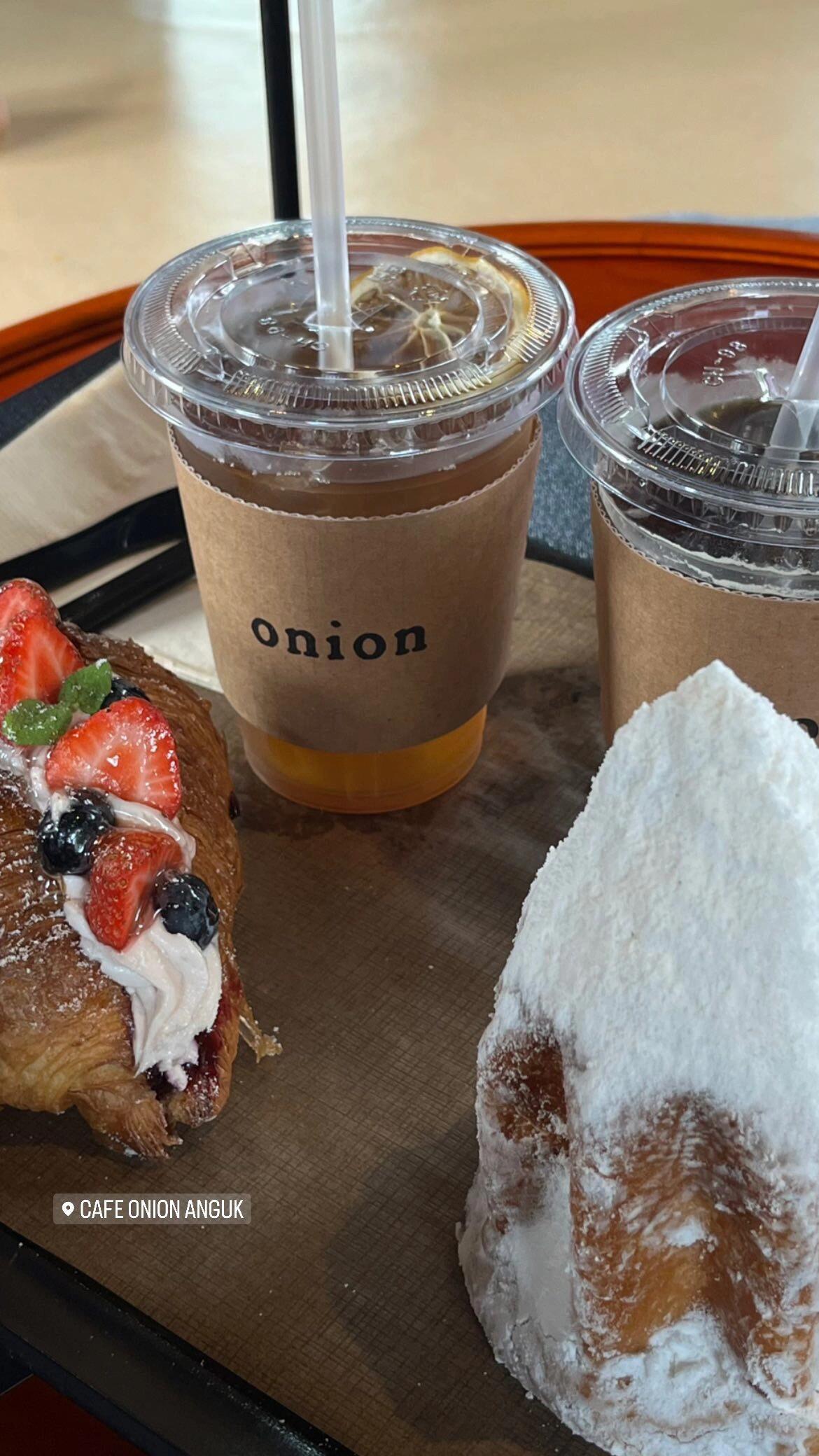 
                        ????探秘首爾??Cafe Onion Anguk??雪山面包???（口感類似蜂蜜蛋糕加上糖粉）??草莓藍(lán)莓可頌??????（可頌外酥內(nèi)軟，草莓略帶酸味）??冰美式咖啡?（味道較淡，但清新爽口）??桃子檸檬蘇打水????（飲后感覺清新）還沒去過的朋友們不妨一試??店鋪位置便利，服務(wù)員態(tài)度超好????炎熱的午后，排隊(duì)等位時(shí)，服務(wù)員會(huì)主動(dòng)提供冰水??雖然餐點(diǎn)普通，但非常適合拍照??店內(nèi)古色古香的韓屋風(fēng)格，非常有特色??#探店 #韓國 #韓屋咖啡廳 #韓屋村 #onion #onion咖啡廳 #咖啡 #甜品 #打卡 #cafe