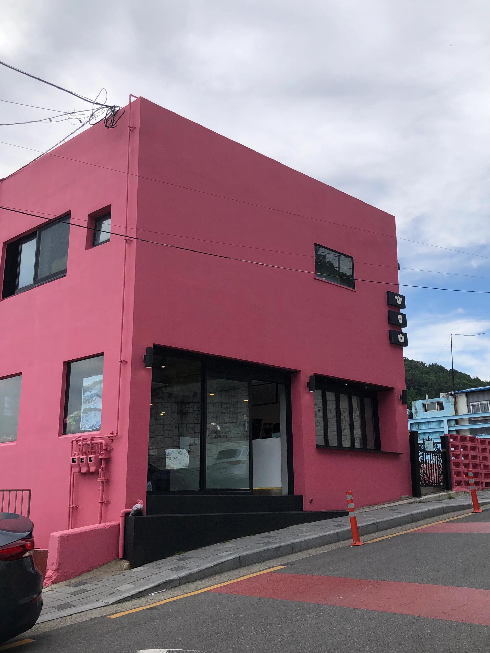 
                        ????找到了釜山甘川文化村最佳觀景咖啡店???????????? ??? ??? 115 2???10:00-18:30(18:00最后點單)來了甘川文化村好幾次，還是第一次找到景致這么好的咖啡店??。咖啡店就在甘川文化村入口的附近??，粉色的建筑超級顯眼的??。咖啡店的二層還可以租借韓服拍照哦??。窗邊的景色實在太好看太好拍了??。老板娘極力推薦我們上天臺去拍照??，但我更偏愛負一樓和一樓的窗邊hh??。天臺上一覽無余的彩色小屋們+海景???，(圖6??)也太治愈了吧??！！！感覺生活突然慢了下來。店里有常規的咖啡蘇打磅蛋糕芝士蛋糕??，作為歇息落腳的地方還是非常推薦的????????。#甘川文化村#釜山 #釜山旅行 #釜山攻略#韓國留學 #韓國留學生 #韓國留學日記#韓國旅游推薦 #韓國旅游種草#VisitKoreaYear2023 #visitKorea