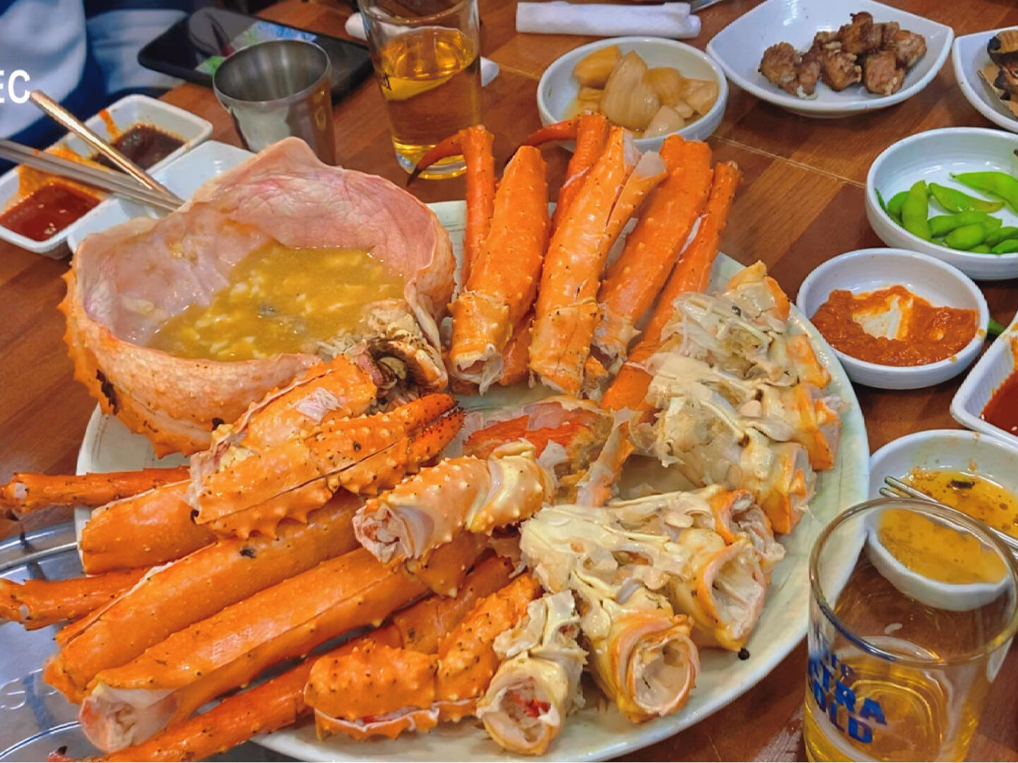 
                        釜山必打卡！扎嘎其市場的帝王蟹盛宴～來釜山一定要去扎嘎其市場嘗嘗帝王蟹！每只帝王蟹大約2.5-3kg，兩個人吃剛剛好。韓國的帝王蟹做法非常簡單，直接蒸熟上桌，保留了帝王蟹的原汁原味。???蟹黃和米飯??一起炒，味道簡直絕了～強烈推薦，千萬別錯過～在扎嘎其海鮮市場吃海鮮，可以選擇在市場里買海鮮然后到店里加工，但有時買的海鮮并不是那家店擅長的菜肴，還要額外支付加工費。因此，推薦直接去海鮮店吃，味道更地道。選多代經營的老店準沒錯，畢竟經過時間考驗的味道才是最棒的～#海鮮 #扎嘎其市場 #扎嘎其海鮮市場 #釜山行 #釜山 #韓國釜山美食 #釜山大學 #韓國釜山 #釜山包車自由行 #韓國釜山自由行 #釜山包車 #釜山旅行