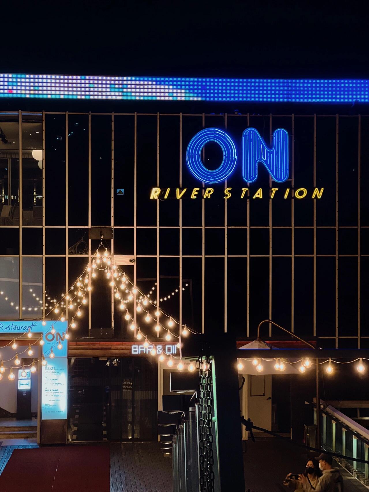 
                        首爾探店????漢江絕美日落西餐廳On???? On???? ??? ????11? 37-30 ???? ?????11:00-5:00??地鐵3號線狎鷗亭站 6號口步行20分鐘???提供停車，可以停在蠶院漢江公園停車場??姐妹生日帶我去了這家在狎鷗亭附近漢江公園里的西餐廳。從日落看到夜景，超級有感覺！對面能眺望到漢南洞和南山塔，景觀真的無敵美！很多韓劇也在這邊取景哦~??我們點了T-bone的兩人套餐，價格是20.9w韓元。套餐包含一份超大的T骨牛排、色拉、意面、甜品，還有兩杯酒水飲料。量很足，味道也很不錯，完全沒有踩雷！食材品質也很OK~??建議提前預定，位置會更有私密性。最早可以提前一周打電話0507-1400-1582訂座哦~#韓國旅游種草 #韓國旅行 #韓國吃喝玩樂 #韓國旅游攻略 #韓國旅行攻略 #韓國探店 #韓國美食 #美食探店 #首爾旅行 #首爾打卡 #首爾美食 #首爾探店 #狎鷗亭探店 #首爾漢江 #漢江 #首爾西餐