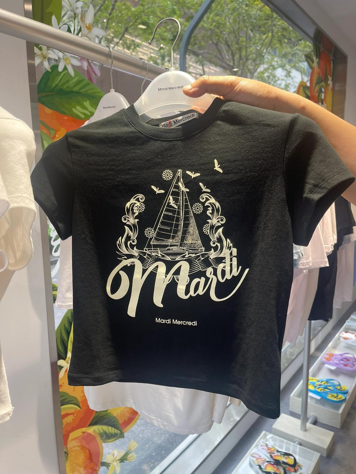 
                        深圳｜韓國網紅潮牌Mardi Mercredi大量新貨大家好??！今天要給你們種草一家在韓國超火的潮牌——Mardi Mercredi！???? 在首爾的街頭隨處可見時髦男女穿著它家的服飾，超有范兒的！??上周在小紅書上偶然發現，Mardi Mercredi的快閃店竟然來到了深圳！我從香港趕過去一探究竟，發現好多香港的朋友們也都來搶購呢！??快閃店現在有超值活動，部分單品7.5折，有的8.5折，買兩件直接7折！價格在$280-$350之間，和韓國本土價格幾乎一樣哦！?? 而且，這里的款式比韓國漢南洞的店鋪還要全，簡直是購物天堂！我個人超愛他們家的Tee，設計獨特，圖案超有創意，隨便搭個牛仔褲或短褲就能時髦得不要不要的！????提個醒，大家不要去得太晚哦，因為熱門款式賣得特別快。建議中午12:00-14:00去，人最少，逛起來最舒服。14:00之后就要排隊啦，因為店鋪空間有限，試衣間也就兩個。????深圳Pop up店在哪兒？就不告訴你們啦，自己去探索吧！??如果你喜歡我的分享，記得點個贊，支持我哦！??#100家探店計劃 #深圳探店 #深圳購物 #期間限定 #萬象天地 #深圳 #韓國潮牌 #韓國代購 #韓國購物 #韓國設計師品牌 #周末探店 #韓國小眾品牌 #深圳買手店 #韓系穿搭 #韓國穿搭