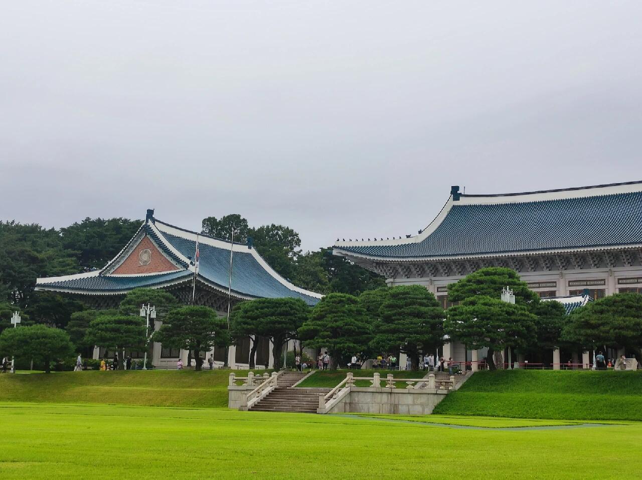 
                        青瓦臺 – 韓國總統府對外開放 – 去散步吧??和朋友一起去的，一路上就是拍拍拍，打卡總統辦公室，會客室...??入口處有漂亮的明信片，可以取??申請方法：在naver搜索??? → ?? ?? → 預約時間 → 預約好以后會收到短信 → 去的那天把短信里的條形碼給工作人員看就行啦?#首爾旅行 #韓國生活 #青瓦臺 #青瓦臺參觀 #韓國旅行 #景福宮 #韓國總統府對外開放 #周末去哪兒 #風景 #散步