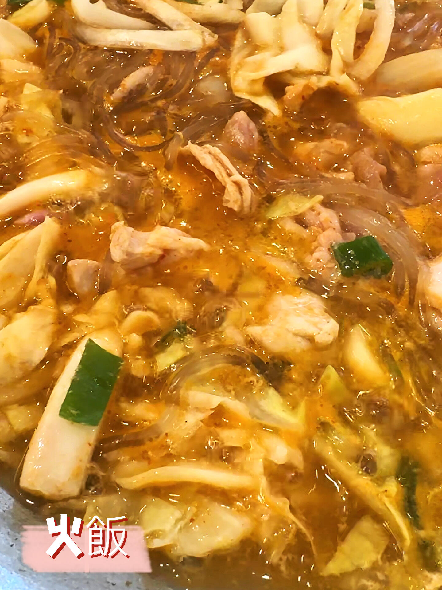 
                        韓國｜火飯｜必吃美食，不試怎知韓國味！??????2023/9/28-10/3 #DAY3 早餐（早餐就是這樣的滿足感）提起韓國旅行，最難忘的美食經歷非梨花女子大學站的「火飯」莫屬！每次來韓國都要吃，簡直是必吃清單的常客！雖然這次旅行本想嘗試新的餐廳，但還是忍不住把它加入行程，這份愛，無法抗拒??火飯的配料簡單又美味，可以選擇豚肉、雞肉或魷魚兩種搭配，我們三個全都要，再加一份起司，辣度選擇小辣，因為同行的朋友不太能吃辣。如果是我自己，一定要中辣以上才夠味！等待美味的同時，老板會先端上超嫩的蒸蛋，這蒸蛋是我這趟韓國之旅中最喜歡的，火候掌握得絕了！吃完第一輪，接著加飯，那才是我最愛的時刻??????小貼士：其實最好是不要把湯汁吃得太多，這樣后面加的飯才會更入味。還點了豚排飯，可能是新品或之前沒注意到，豚排超級美味，肉汁豐富，一點也不油膩，也超推薦??老板會說一些中文，溝通完全沒問題，而且他很幽默哦！??火飯：????? ???? ??? 60-51??營業時間：周一至周日 11:00-15:00；16:30-21:30#韓國探店 #韓國首爾梨大站 #韓國火飯 #梨花女子大學 #韓國旅游 #韓國美食 #韓國必吃