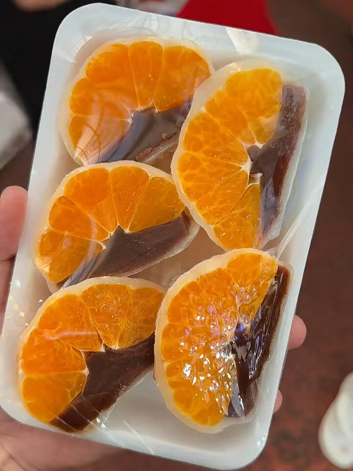 
                        西歸浦橘子麻薯，必買兩盒！濟州島盛產橘子，所以也被稱為橘子島??。雖然西歸浦市有點遠，但絕對值得一去！在偶來市場，老奶奶的橘子麻薯真的是超級無敵好吃??。無論你去多少人，都一定要多買幾盒，我一個人吃兩盒都不過癮！橘子+紅豆沙+麻薯的組合，簡直是快樂水炸彈??，在嘴巴里瞬間炸開！#濟州島 #濟州島旅行 #西歸浦 #韓國美食 #橘子麻薯