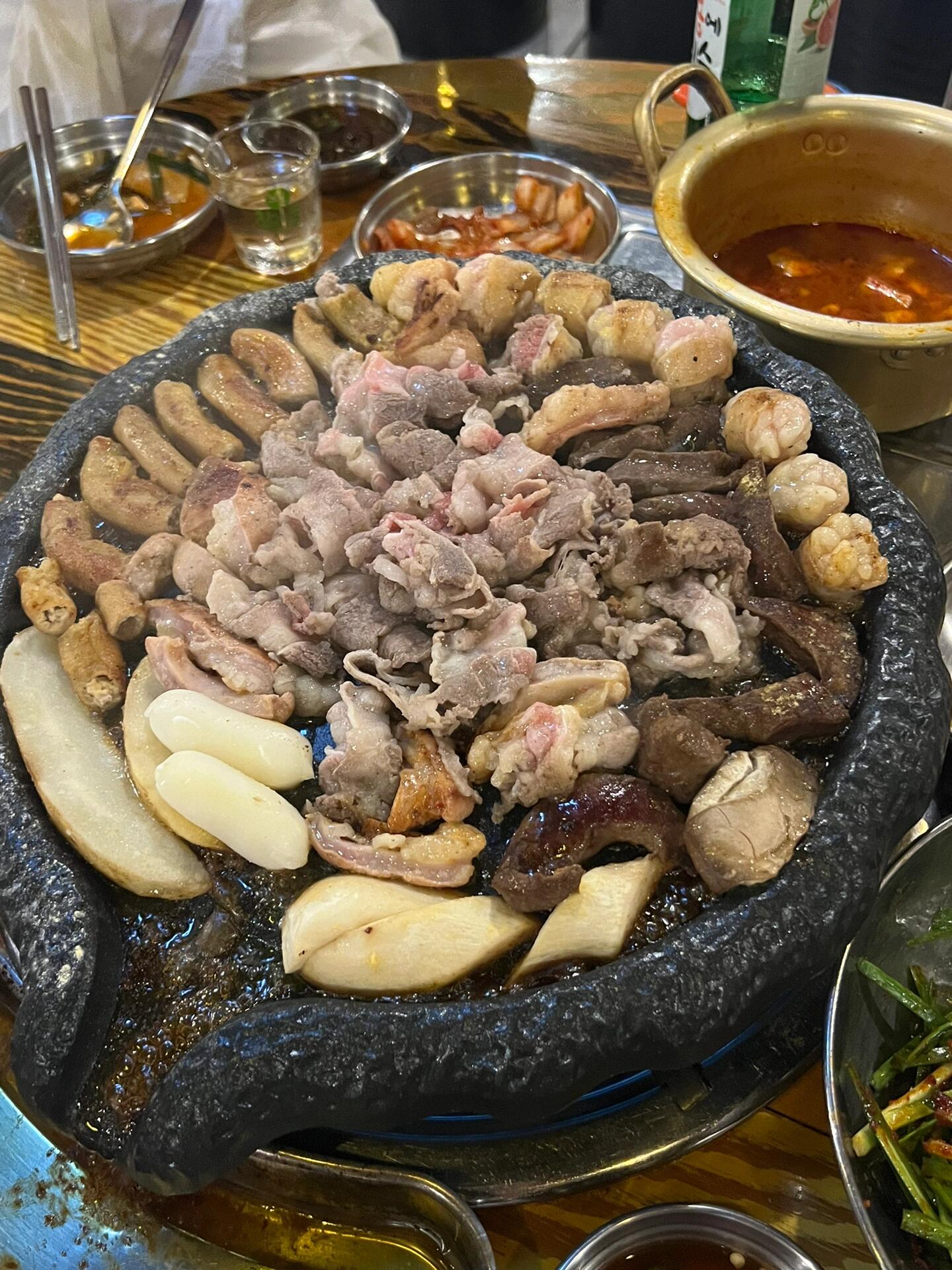 
                        首爾牛腸控的天堂????這家烤牛腸店在小紅書上超多姐妹強烈推薦，絕對是美味的保證！店名叫做【????】，意為“善良的牛腸”，感覺就是那種地道的網紅店，特別受年輕人歡迎，周五晚上人滿為患。店里有中文菜單，超方便的！推薦直接點烤牛腸套餐?炒飯。牛腸套餐是2人份起，圖1就是2人份的量，我們4個女生吃得剛剛好。周圍是三種不同的牛腸，個人最愛右上角那種最肥的腸，超級香而且一點也不膩！中間還有一大坨牛肉，所以不吃腸的朋友也可以一起享受。炒飯是在吃完牛腸后跟服務員說一聲他們才會上，需要自己拌一拌，味道真的太香了，一下子就被我們掃光了！店的位置在延世大學新村附近，我們是打車去的，司機直接開進了小巷子。那一帶全是吃喝玩樂的好去處，還有白鐘元老師開的????辣雞爪店（不過沒帶護照的話就進不去了，連照片都不行…）。那邊還有很多拍大頭貼的店，超好玩的！??地址：?? ???? ???9? 19#首爾美食探店 #首爾美食 #首爾旅行 #烤牛腸 #韓國留學生 #韓國生活 #韓國美食 #韓國烤肉