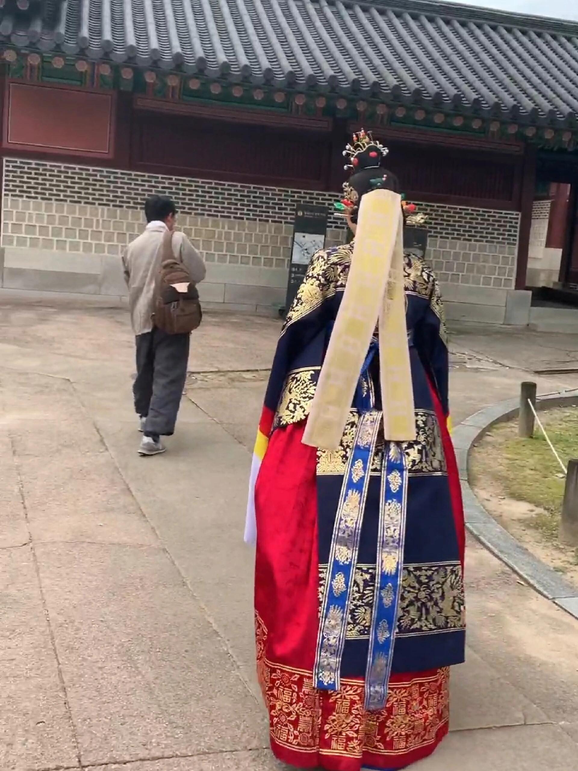 
                        什么樣的韓服裝扮讓閨蜜直呼救命好看！！！??在昌德宮?昌慶宮現身的古裝韓劇式大禮服圓衫，引起了一陣轟動！??路人A直呼: 