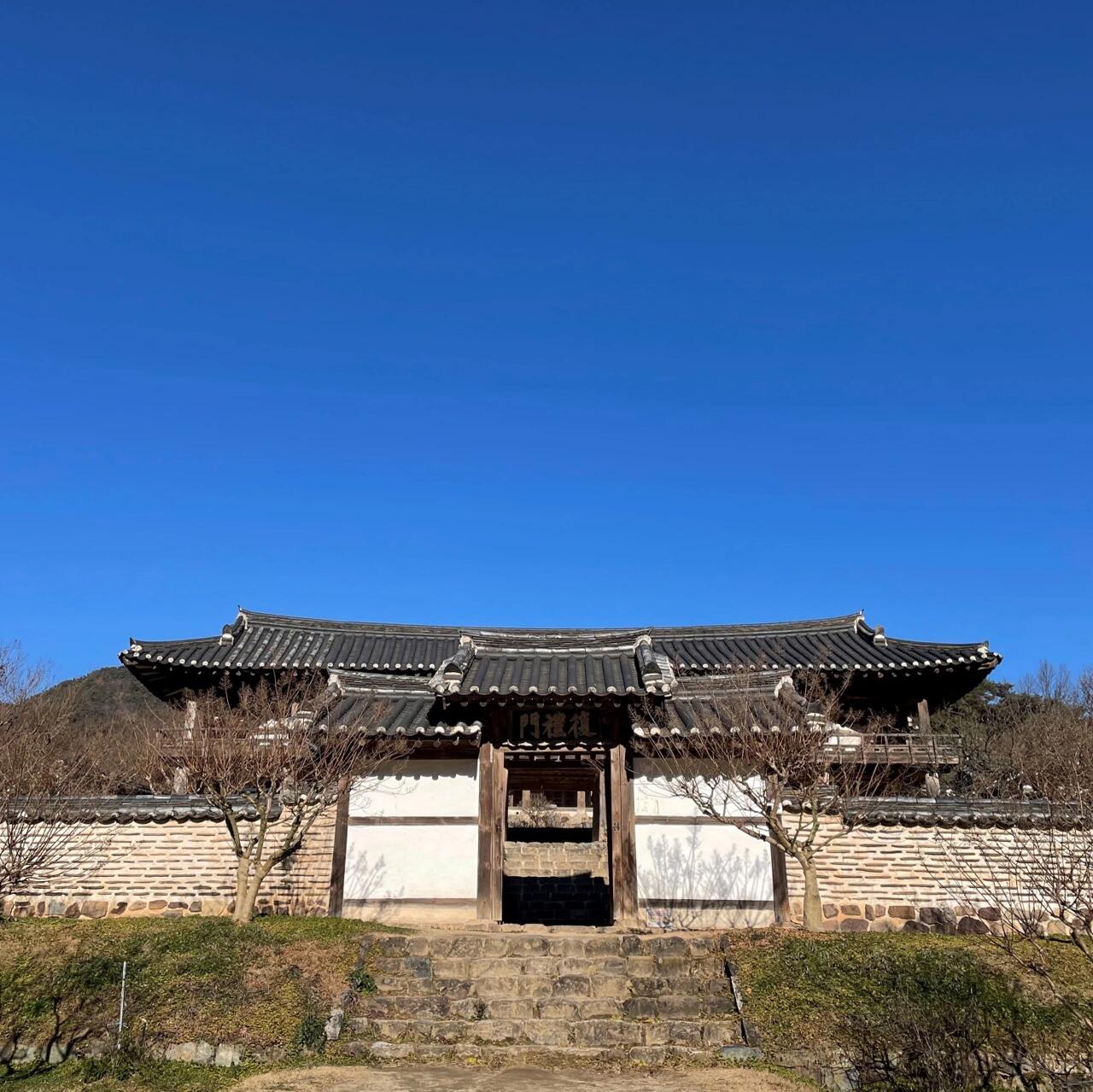 
                        ?? 探秘韓國安東屏山書院?? 位于安東市的屏山書院，源自朝鮮宣祖時期，由柳成龍老師從楓岳書堂遷至此地，歷史悠久。?? 走進書院，首先映入眼簾的是“晚對樓”。這座樓閣下的柱子保留了原木的自然形態(tài)，展示了人與自然的和諧共存。?? 本周末，不妨計劃一次到屏山書院的歷史之旅吧！?? 地址：屏山書院 (????), 慶尚北道安東市豐川面屛山街 (???????????386)?? 游覽時請遵守健康安全規(guī)范，記得戴上口罩。#韓國 #韓國旅行 #韓國觀光 #韓國景點 #打卡 #安東 #屏山書院 #書院 #歷史 #古跡 #拍照 #冬季旅行 #打卡熱點 #熱門 #慶尚北道#