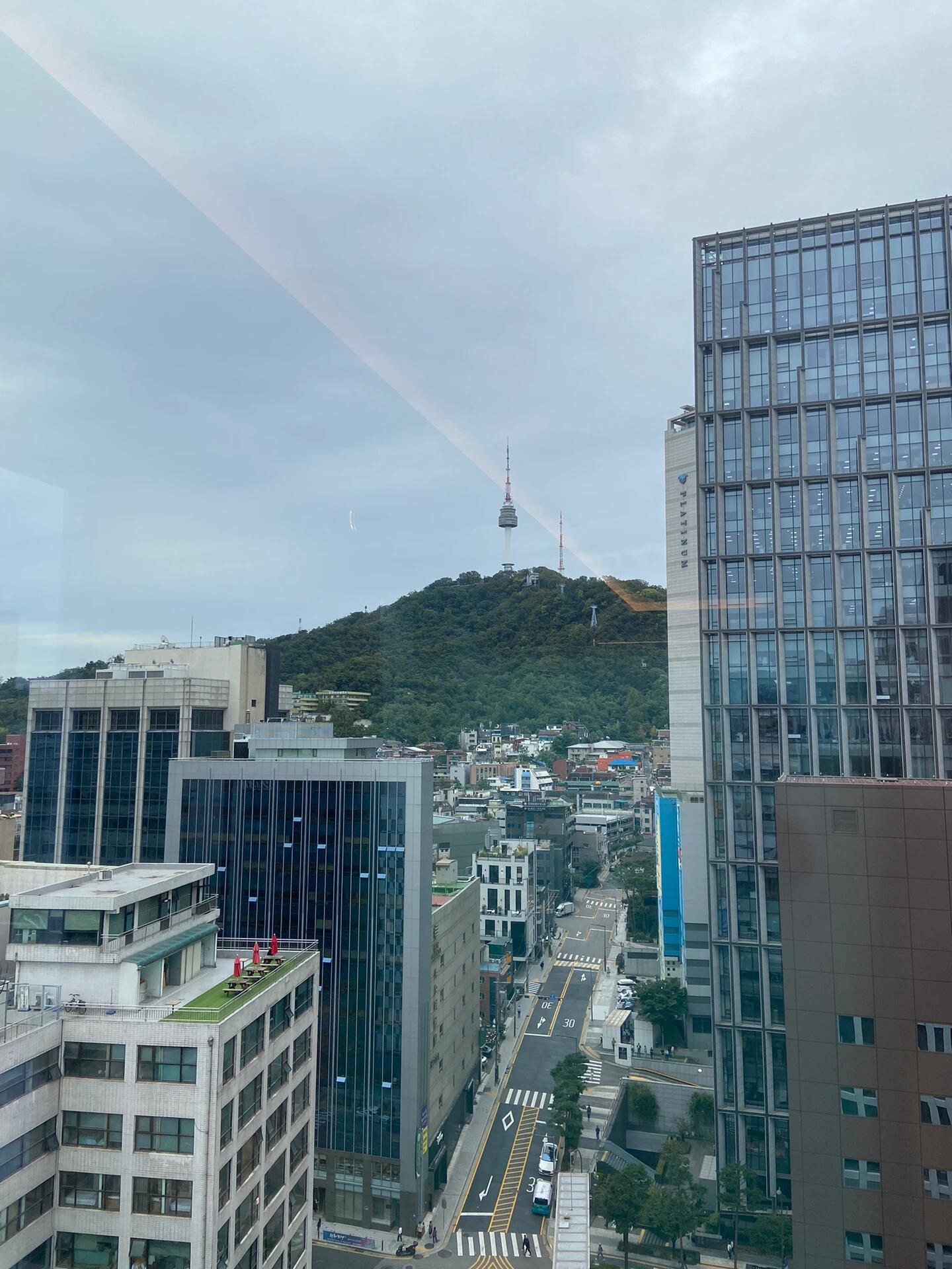 
                        ??4000+一晚的住宿交代在首爾了??韓國消費真的太貴了，同等級酒店比國內(nèi)貴好幾倍，這次用套房券來來回回搞了三次才升級成功。護膚品也不敢多買，下次不知道什么時候再來了，怕了怕了。#韓國 #首爾 #酒店 #艾美 #旅游 #消費 #護膚品