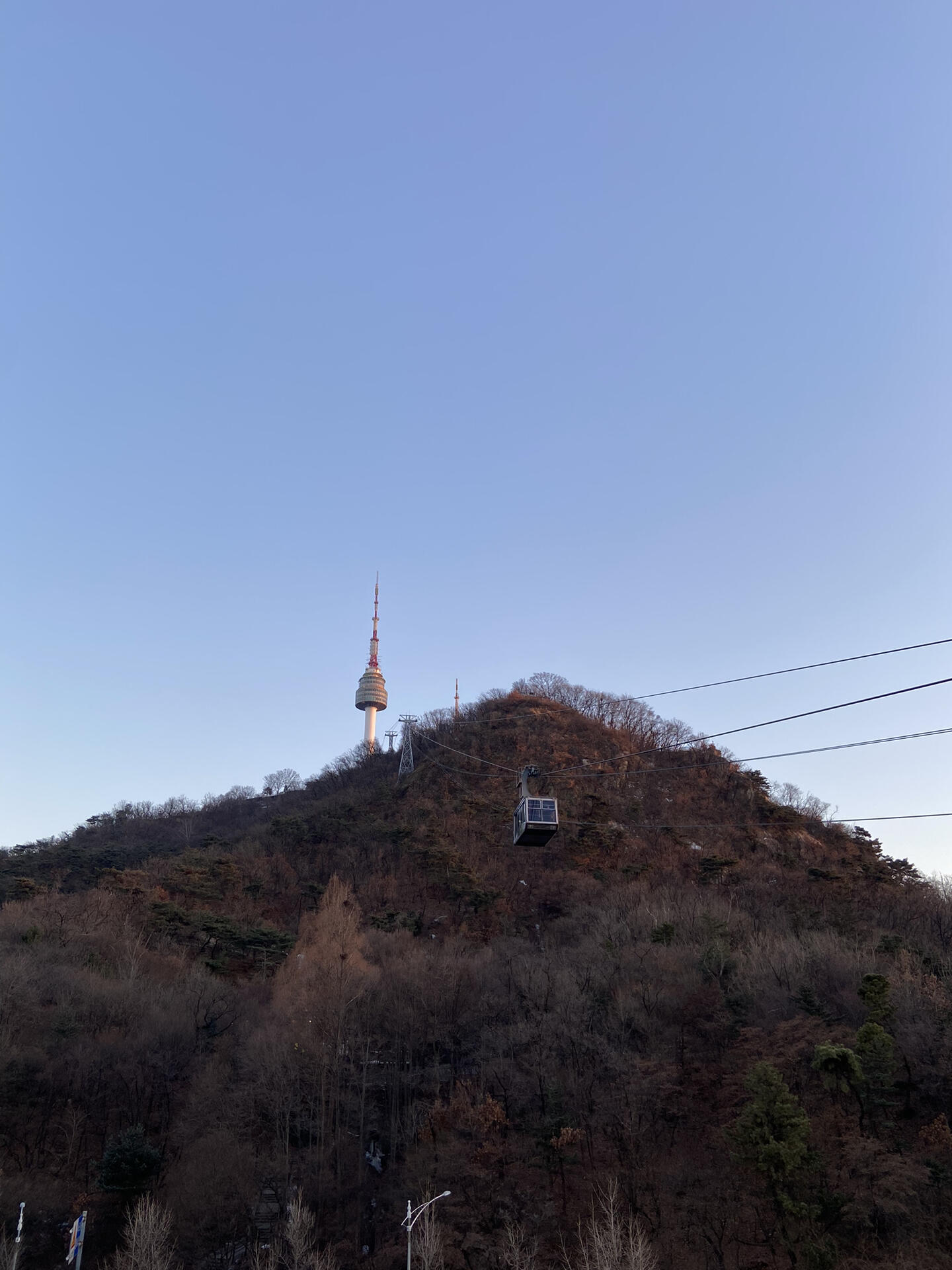 
                        plog｜南山塔的粉紫色日落??探訪首爾南山塔的絕美日落。????不要錯過使用閃光燈在黃昏時刻的照片嘗試！捕捉到了如emoji般絢爛的日落色彩。??plog vol.23#每次拍照都不一樣 #日常小碎片PLOG #plog #日落 #記錄浪漫生活 #首爾游 #南山塔 #韓國游