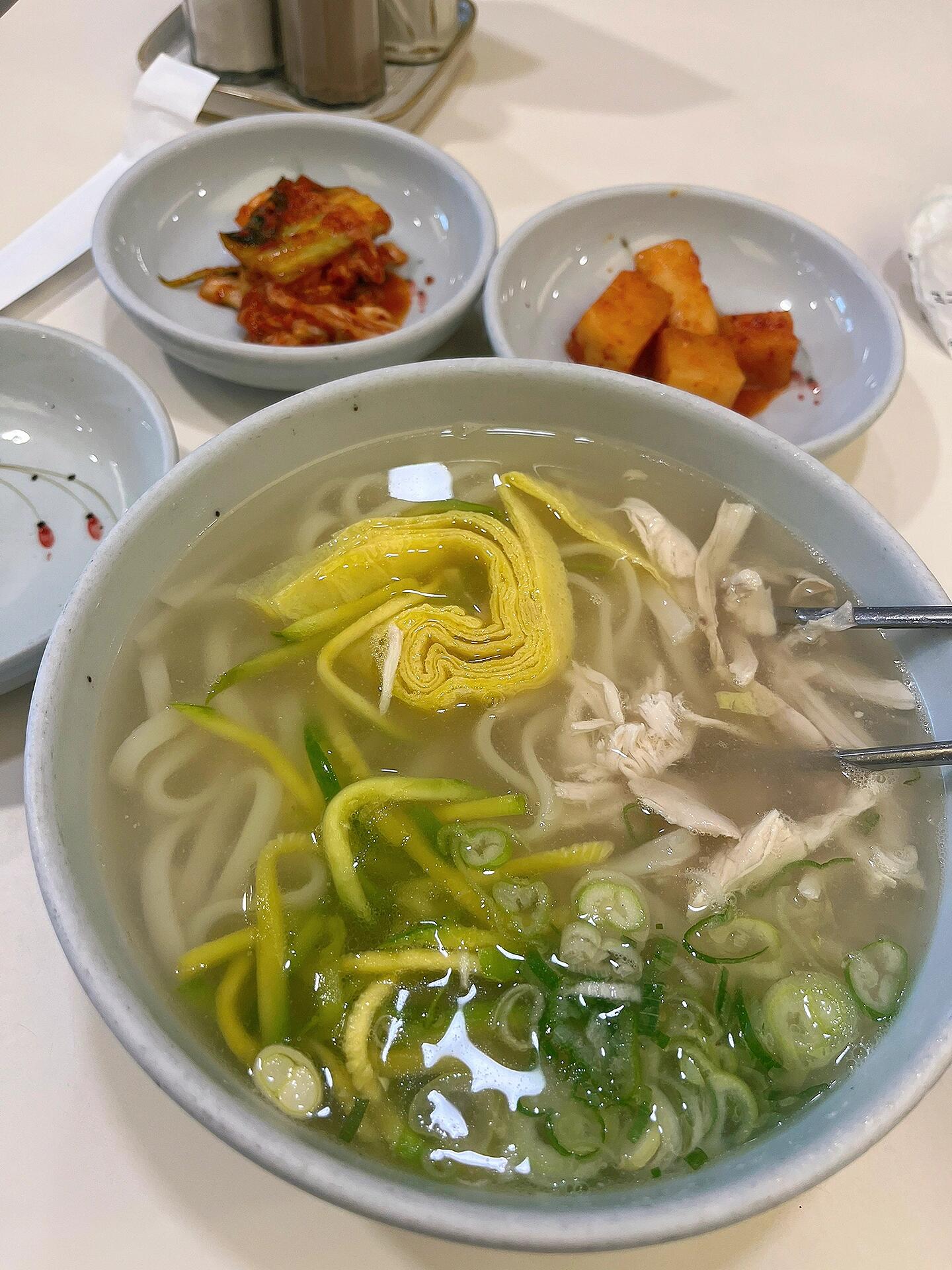 
                        韓國明洞樂天頂樓雞湯面??每次來必吃美食推薦?每次踏上韓國的土地，我都會面臨一個選擇難題——吃什么？?? 泡菜對我來說并不是最愛，所以我總是在尋找那些清淡又能滿足味蕾的美食。??在明洞樂天逛累了，肚子餓了，我就會直奔頂樓的美食區(qū)。那里有一碗雞湯面，簡直是我的心頭好！面條勁道，湯頭鮮美，里面還有滿滿的雞絲、西葫蘆絲和大蔥，每一口都讓人感到溫暖和滿足。????如果你和我一樣，不那么熱衷于辛辣，可以加一點胡椒，這樣既不會太淡，又能增添一絲絲的提味。價格是12000韓幣，雖然和國內(nèi)相比價格偏高，但在韓國這樣的美味絕對值得嘗試！??下次來韓國旅游，記得到樂天免稅店的頂樓找找這碗雞湯面，它可能會成為你的新寵兒哦！??????? #韓國美食 #明洞美食 #韓國旅行必吃