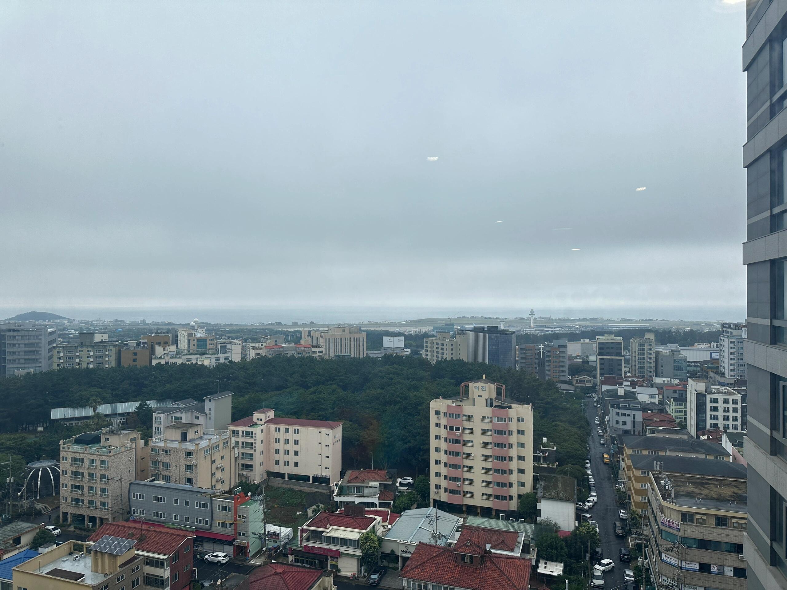 
                        濟州島酒店大搜羅???Hey寶貝們，最近有沒有和我一樣在濟州島酒店的選擇上犯難呢？???? 是不是也在尋找那個完美的住宿點，性價比爆表的那種？求推薦??！??????????????更新來啦，親測心得分享給大家！之前在濟州島的時光，我選擇了格洛斯特酒店。整體感覺還是蠻贊的，服務態(tài)度超好??，就是房間稍微有點小小的遺憾，肥皂都快沒了也沒人來補充，還有就是沒有行李秤，不過房間打掃得很干凈，住著還是挺舒服的??。如果你們的預算允許，可以試試問前臺要個高層海景房，視野真的很棒，能看到機場和大海哦????！性價比來說，我覺得還是挺值的！最后送上電梯間的小美照一張??。#濟州島 #韓國 #韓國旅行 #旅游