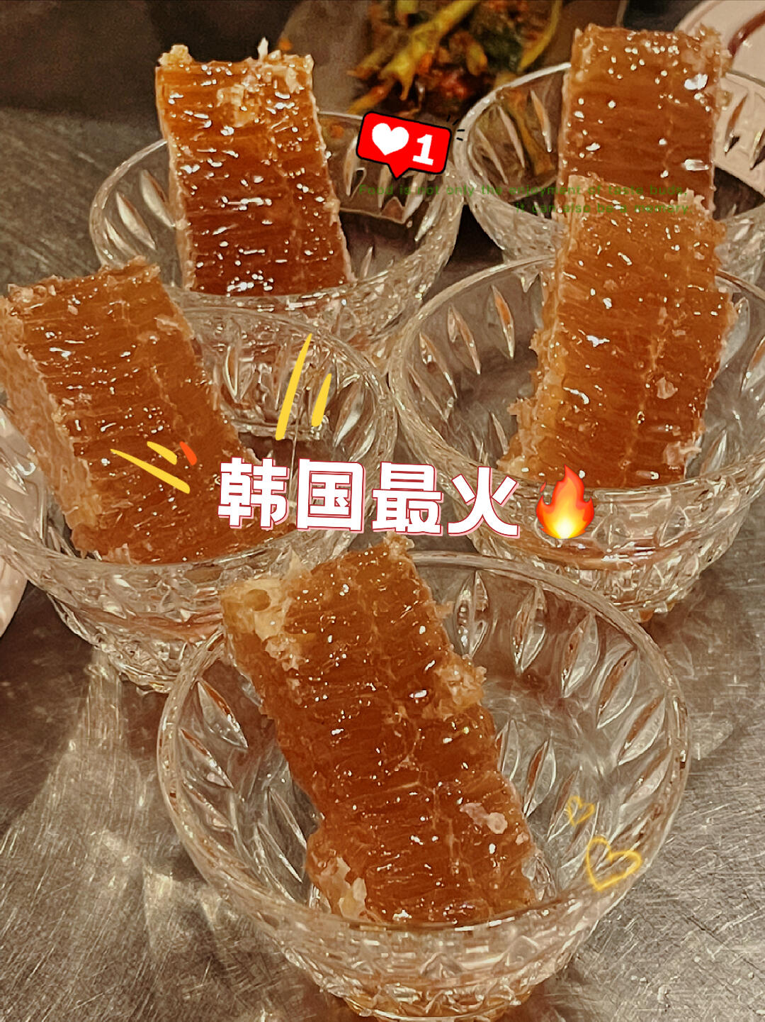 
                        ????????蜂蜜+米酒結(jié)合竟然·這個味～?。∮H愛的韓國美食偵探們，我有個超級推薦要和你們分享～～????想象一下，新鮮切下的蜂蜜，還能看到勤勞的小蜜蜂??在里面忙碌～～感覺自己都甜蜜起來了！??那種滿足感，真的是無法用言語表達！??甜蜜蜜的蜂蜜??加上那香濃的米酒??，兩者的結(jié)合簡直是美味的爆炸！??????一杯接著一杯，根本停不下來，這節(jié)奏太對味了～??而且，搭配上混合煎餅，簡直是絕配！??煎餅里有魚??、蝦??、肉餅??、菇類??、蔬菜??、豆腐??...看著圖片我都要流口水了～T.T蜂蜜米酒+混合煎餅，絕對是史上最佳組合，不接受反駁！??相信我，這個組合真的超級好吃～～～你吃過一次，就會想要再吃一次的那種！??大聲告訴大家，這個組合值得一試！????????店鋪信息：米酒 8000韓幣蜂蜜 4000韓幣混合煎餅 27000韓幣地址：?? ??? ????11? 18新沙站 8號出口，步行約300米（5分鐘）營業(yè)時間：平日11AM-12AM；周末 2PM-12AM#首爾探店 #新沙洞美食 #江南美食 #韓國好吃 #首爾美食 #韓國美食