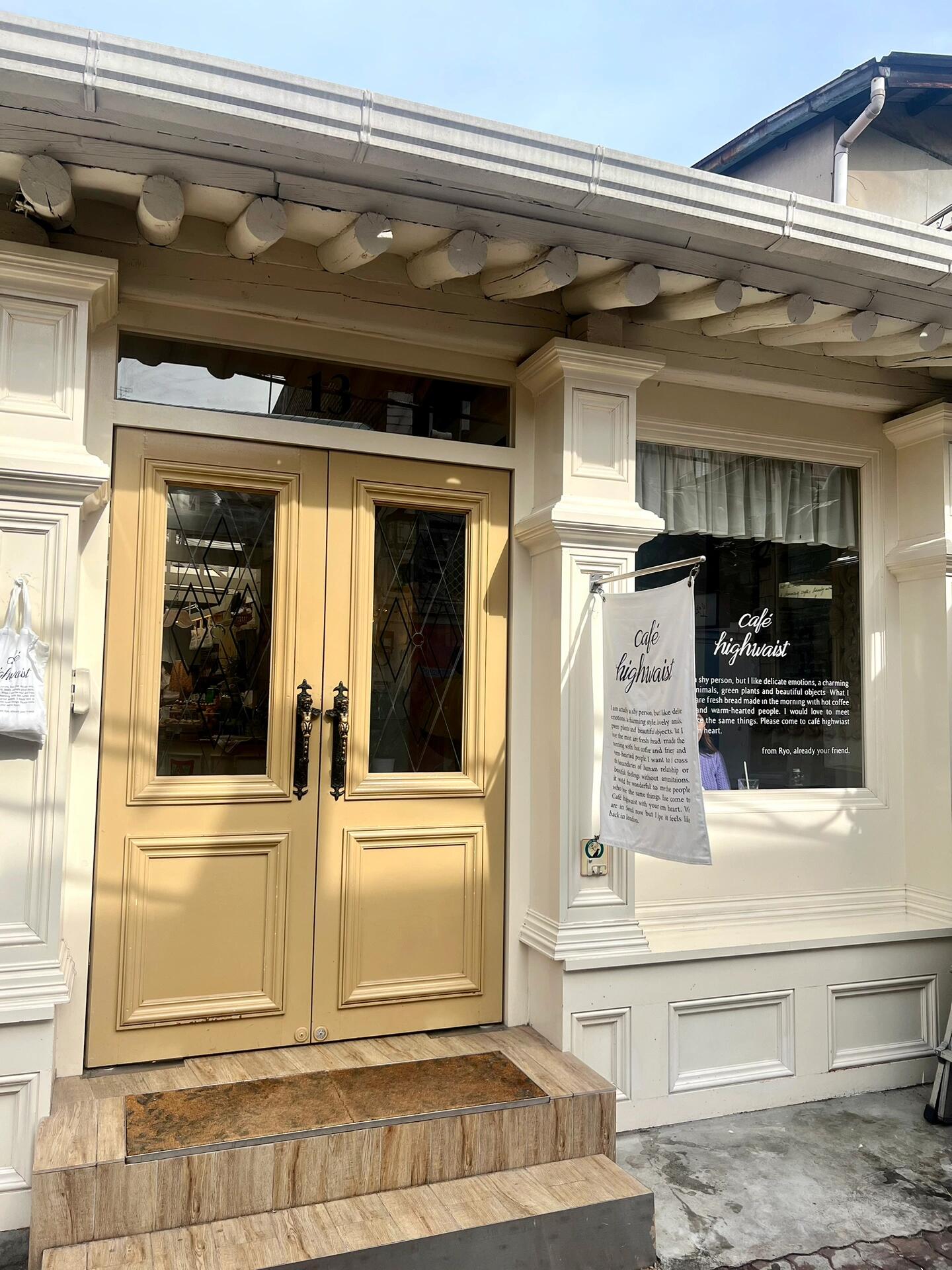 
                        首爾必打卡??可愛小狗蛋糕咖啡廳??今天要帶大家去探店位于義善洞的???????? ??????????咖啡廳，這家在INS/IG上超火的韓國小姐姐們都愛打卡的可愛咖啡廳????一踏入店內(nèi)，就會被那奶白色復古風格的裝潢迷住，而且還有滿滿的各式各樣超萌甜點展示臺在向你招手????我們點了超可愛的小狗蛋糕，是伯爵茶奶油口味的哦，奶油超級順滑，伯爵茶的香氣也很濃郁，甜而不膩的感覺讓人一口接一口????還有一款特別推薦的是羅勒奶油乳酪司康，咸咸的羅勒奶油搭配司康，鹹甜交織的口感真是太棒了??如果你家有小狗狗，這里還有專門的小狗生日蛋糕可以預定哦，超級貼心??????飲品&甜點都是英文標示，點餐超方便???♀?在義善洞逛街時，記得一定要來這里打卡，絕對不會失望的????地鐵5號線鐘路三街站 6號出口步行5分鐘就到啦！????????????泰迪熊司康 Teddy scone???5300????羅勒奶油乳酪司康 Basil cream cheese scone???5500????伯爵茶小狗蛋糕 Earl grey puppy cake???7900????泰迪熊伯爵奶茶 Teddy earl grey milk tea???8700????美式咖啡 Americano???6000????藍莓起士蛋糕 Blueberry cheese cake???8500??店名: ?? ????? ??? ???????? ??????????地址: ?? ??? ????11?? 18營業(yè)時間: 平日09:00-22:00周末11:00-22:00＊本原創(chuàng)內(nèi)容非經(jīng)同意，禁止轉(zhuǎn)載?＊本文章信息以上傳日為基準，建議前往之前再次確認營業(yè)時間是否異動以免白跑一趟??#韓國日常 #韓國美食 #首爾美食 #首爾探店 #首爾生活 #吃貨在首爾 #韓國旅游 #首爾旅游 #韓國自由行 #首爾自由行 #cafehighwaist #首爾咖啡廳 #義善洞 #韓國咖啡廳 #韓式蛋糕 #小狗蛋糕