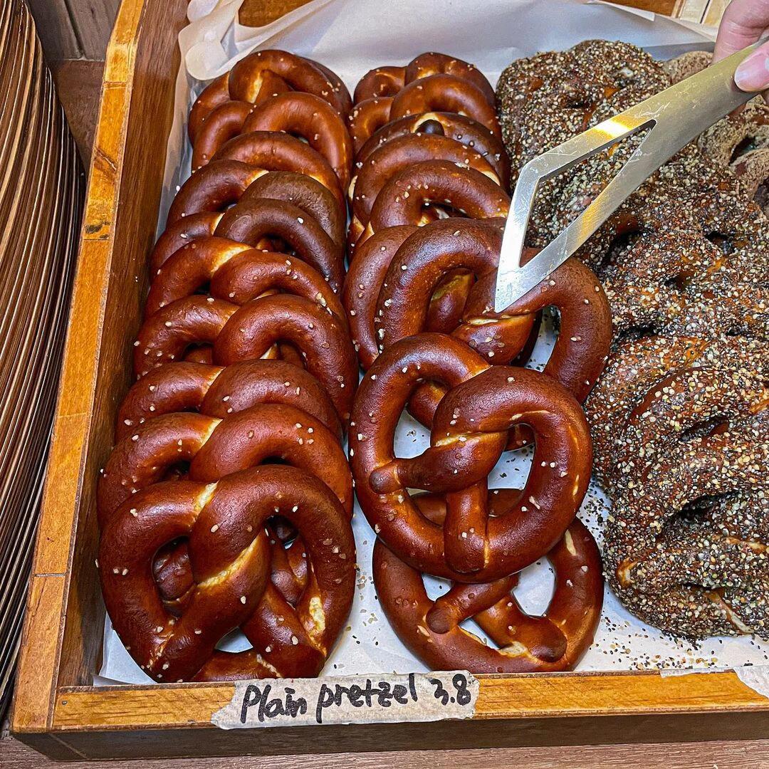 
                        ????首爾/Breadypost 開圣水洞分店了??????預告一下，圣水洞即將成為新晉甜品打卡地！Breadypost以它的標志性椒鹽卷餅聞名，繼龍山店后，圣水洞也迎來了這家甜點咖啡館的身影。如果你是椒鹽卷餅的忠實粉絲，這里絕對是你的天堂！這里有著獨一無二的椒鹽卷餅口味，讓你大開味界。除了卷餅，還有各種美味飲品和湯品，非常適合早午餐時光。而且，店內(nèi)裝潢簡潔明亮，拍照超級上鏡???椒鹽卷餅有8種口味供你選擇：[原味、調(diào)料、意大利辣香腸、椰子、黃油椒鹽卷餅、黑巧克力、古岡左拉干酪、肉桂]，還有4種沙椒鹽卷餅：[Jambonbour、Briches、Chorizo、無花果]。即使你面對選擇困難，這些口味也能讓你滿意。我個人超愛調(diào)料抹奶油芝士的口味，意大利辣香腸和戈貢佐拉也是絕配，贊蓬堡和布里奇同樣不容錯過。無論你選擇哪一款，都不會讓你失望的！?圣水洞 bready post?龍山店地址：首爾龍山區(qū)漢江大路44街62樓?首爾城東區(qū)上元1街51樓??營業(yè)時間：10:00~20:00??椒鹽卷餅價格區(qū)間：4,300~5,500韓元#首爾探店 #首爾美食 #圣水洞美食 #圣水洞探店 #首爾日常 #韓國生活 #首爾生活 #首爾留學 #韓國留學 #韓國打工 #韓國工作 #首爾咖啡店 #圣水洞咖啡店 ?????