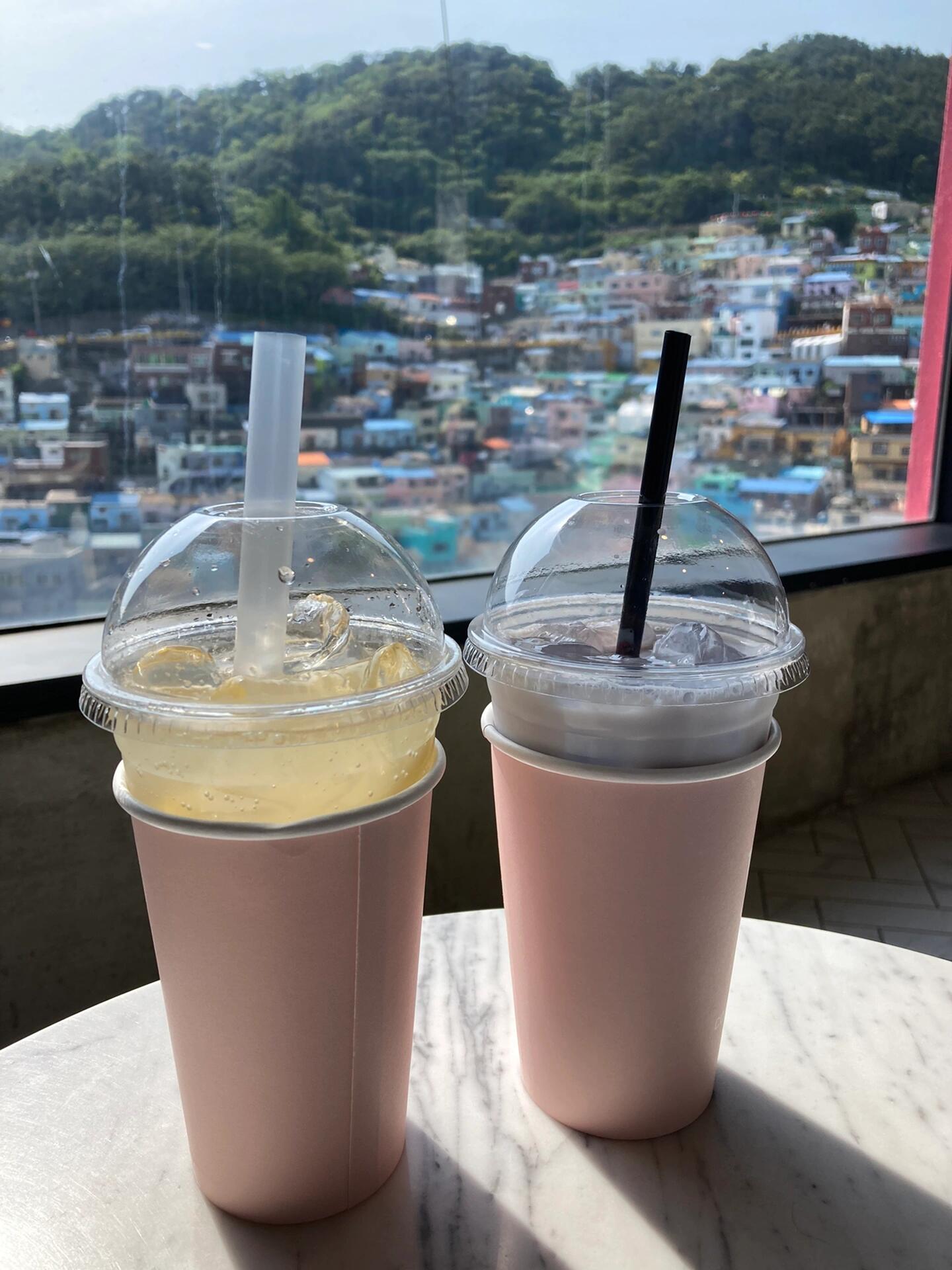 
                        韓國釜山旅游攻略/本地人推薦分享一下上次釜山旅游的路線現(xiàn)在我和中國男朋友在韓國生活，從天安市出發(fā)到釜山了??希望這篇筆記能幫到中國游客們??第一天 凌晨6:35坐SRT到釜山??海云臺??膠襄小火車??清沙鋪咖啡廳??海邊列車??松亭海灘??海東龍宮寺廟??Coralani咖啡廳??清沙鋪拷貝殼??The Bay 101注意??釜山市面積比你想象的大！從釜山站到海云臺坐地鐵需要五十分鐘。計劃行程時一定要注意時間。??一般豬肉湯飯都是湯里有米飯的。如果你不喜歡，可以點菜時說 “打咯”??膠襄小火車很受歡迎，需要提前預約。雖然有現(xiàn)場票，但不一定能搶到。你可以選擇從尾浦或清沙鋪出發(fā)。尾浦更容易看到海，清沙鋪不用排隊。??釜山市內(nèi)沒有太多娛樂設施。不過釜山樂天世界和Skyline Luge位于海東龍宮寺廟附近。??Coralani咖啡廳非常浪漫！可以一邊看海一邊放空自己...強烈推薦。??如果喜歡喝酒，可以在The Bay 101一邊喝酒一邊欣賞夜景！不喜歡喝酒的人可能不太推薦，除了夜景沒什么特別的。??第二天 海云臺水族館??白淺灘文化村??廣安里??建議坐1006公交車去白淺灘?？梢越?jīng)過廣安大橋和影島大橋！??白淺灘和甘川都是釜山最落后的地方，開發(fā)成了觀光地。臺階很多，很險峻。一定要穿運動鞋，千萬別穿高跟鞋。??白淺灘的咖啡廳也很不錯，裝修風格溫柔樸素～ 我在那里遇到了兩位很漂亮的中國美女！羨慕她們的氛圍感。??不要晚去廣安里的餐廳！我最后沒去成，人太多了，需要排很長的隊。??廣安里的住宿不僅破舊而且很貴。除了廣安里，其他地方都有很好的房間。??第三天 凡一洞??甘川文化村??釜山站??我去凡一洞是為了吃凡一洞炒年糕?。『喼笔俏业膟yds。如果你喜歡炒年糕，跟著我嘗試一下。又甜又辣，典型的釜山炒年糕！??釜山的公交車基本上開得很猛，因為釜山有很多山，道路質(zhì)量不太好。甘川的公交車特別猛。??有任何問題，隨時問我吧！#韓國人 #釜山旅游 #韓國釜山 #釜山旅行 #中文學習 #韓語學習 #釜山海岸 #海云臺 #釜山探店 #海東龍宮寺 #廣安里 #甘川文化村