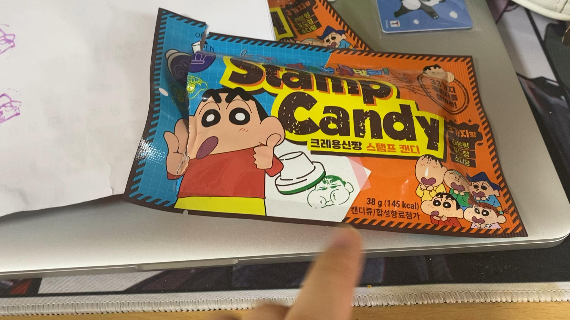 
                        韓國便利店硬糖印章，笑cry??在韓國生活真是充滿驚喜！今天在便利店發(fā)現(xiàn)了一個超級有趣的東西——硬糖印章！是的，你沒聽錯，就是那種可以吃的糖果，竟然還能當印章用，哈哈哈，簡直太荒謬啦！???? #韓國便利店 #韓國生活 #韓國留學