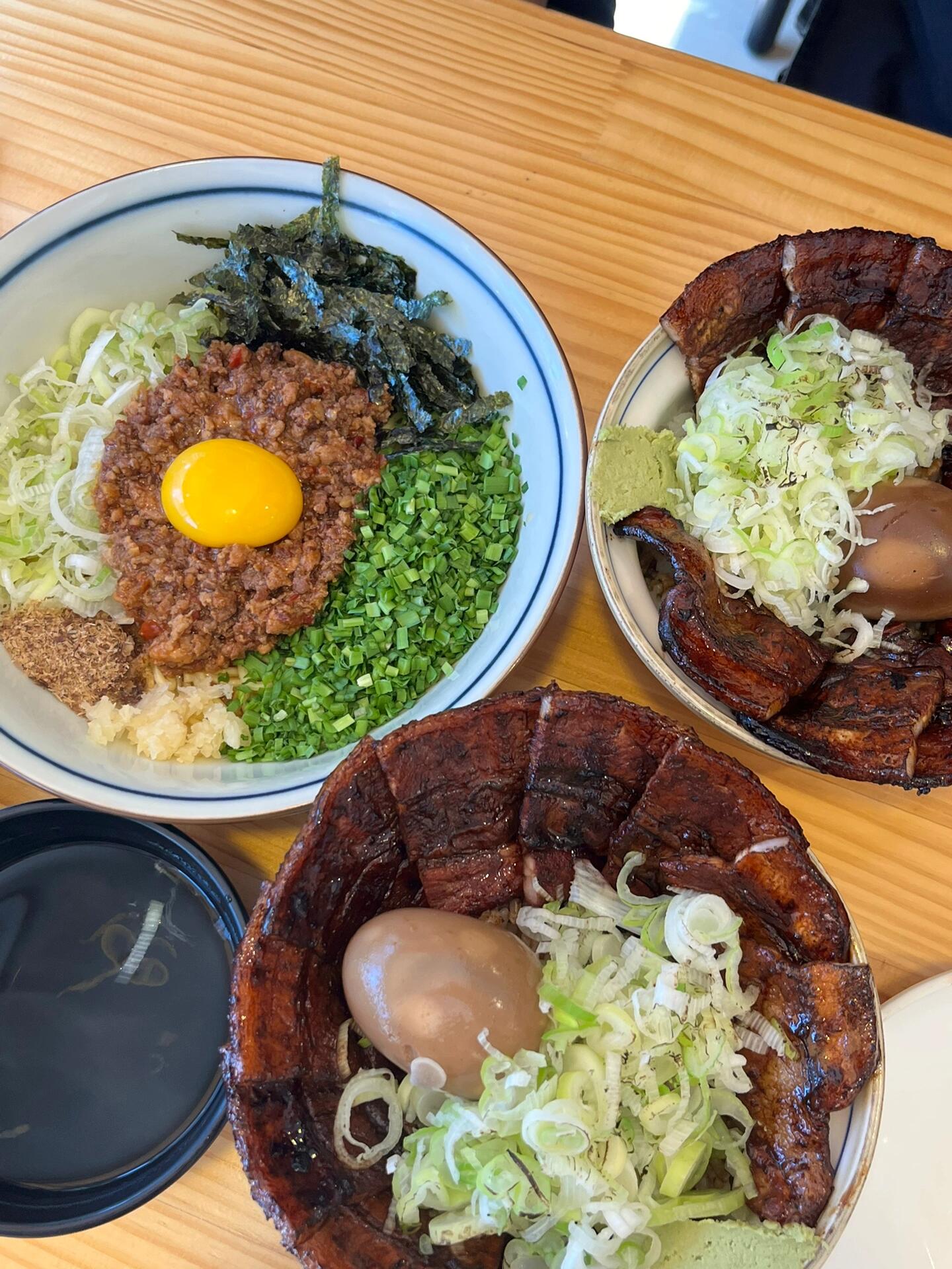 
                        ????首爾望遠洞美食探店指南??1???? ???? Gomi Pudding?? ?? ??? ????10? 20 1??? 焦糖燉蛋布丁 5,500韓幣? 12:00-21:00 20:50 Last Order（周二休息）? 甜蜜提示：品嘗完美味的布丁后，別忘了在超可愛的店門口留影紀念！店內空間雖小，可能需要稍等，建議先行預約，然后可以在附近逛逛。等到你的時候，店家會電話通知哦～2???? ??????? ?? 王源洞提拉米蘇?? ?? ??? ??? 87?? 4,900-5,300韓幣? 11:00-21:00? 提拉米蘇的多種口味等你來挑戰，每一款都讓人回味無窮！3?????????? ????? ?? ??? ???6? 21 1? 102??? 日本Maje蕎麥面（拌面）10,000韓幣??? 豬肉蓋飯 10,000韓幣? 11:30-21:30 15:30-16:30 Break Time? 親臨合井站附近，不妨嘗嘗這里的拌面和豬肉蓋飯，滿足你的味蕾！#韓國美食 #首爾美食 #望遠美食 #首爾旅行 #甜點控 #美食打卡