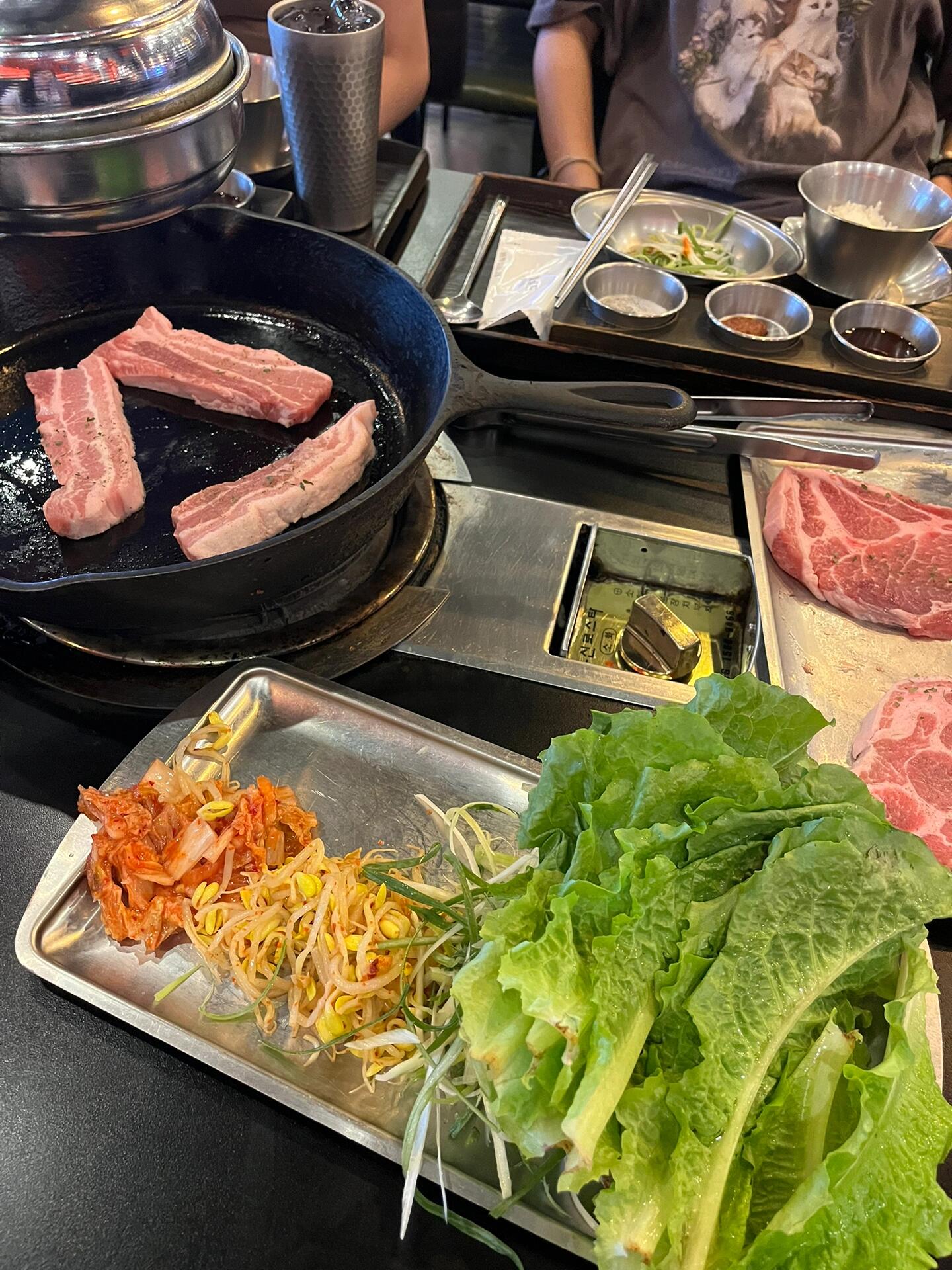 
                        The Feeling Korea韓國全北大學游學DAY3p2 今天的文化體驗課是制作陶器，早上我們在全北韓屋村親手做了陶器，超有趣！??p3 下午來了一杯esmart冰杯?美式咖啡，簡直太好喝了！??p4 宿舍樓前面有一家飲品店，菜單上有中文哦，不過我覺得飲品有點甜。??p5p6 早餐和午餐都很豐盛，吃得很滿足！???p7 晚上和大家一起去吃烤肉，吃到飽只要15800韓元，超劃算！??p1 學校大門，晚上開燈后真的很漂亮，感覺像在電影里一樣。?#韓國 #全北大學 #留學韓國 #夏令營 #韓屋村 #出國游學