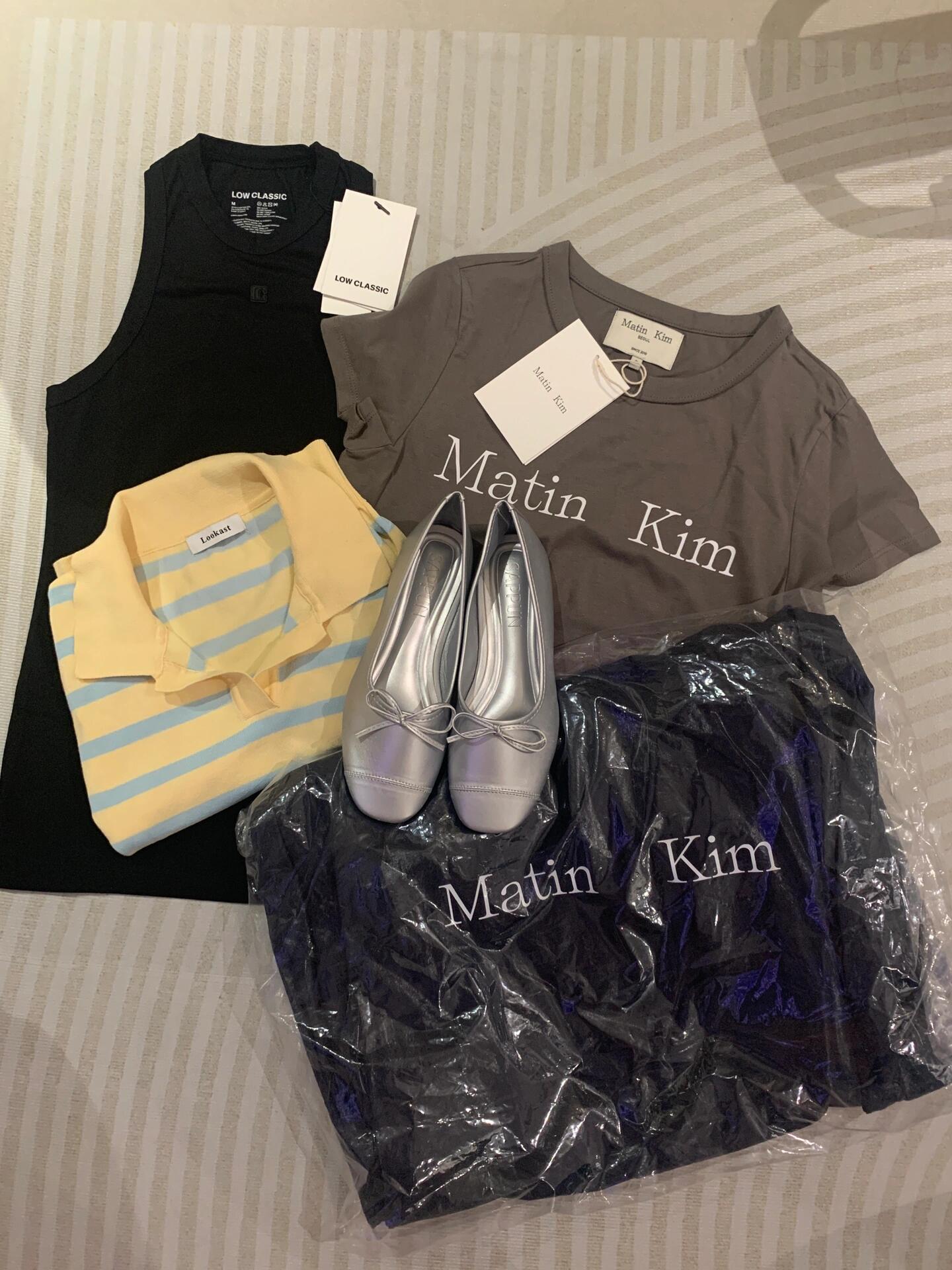 
                        Shopping haul｜????購物Plog（8月最新攻略）彩妝part：在江南的olive young，有兩家三層大店，貨品超全，每次逛至少要花上一個小時！??? 圣水地鐵口附近也有一家，逛街時可以順便去看看。如果看到標有sold out的產品，不妨問問店員，可能是補貨了但還沒來得及更新的狀態哦！??三款面膜我都試過了，都很不錯，推薦嘗試！?? 腮紅膏特別適合干皮，比粉狀的更有光澤感，lilybyred的兩個02和fwea的03都超愛！?? dasque還沒試，但期待效果。Clio的粉色氣墊，干皮友好，釜山暴曬那天用了都沒有脫妝，大推！?? 修容wakemake的02色號還送刷子，是happyrim室長的同款哦！holika的牙膏睫毛膏最近有1+1活動，超劃算！?? colorgram的豐唇筆all in one over lip maker 02，小猴子同款，很適合畫嘟嘟唇，推薦！??逛街part：圣水洞的Matin Kim，價格親民，300-1K?rmb，很好買！?? sappun的平底鞋確實便宜，但腳感一般，可以根據款式選擇，價格200-500rmb。?? low classic的價格很合適，最近全場7折，折后價格大約300-2000rmb，買了一件版型很好的背心。?? 圣水洞還有一家年輕人很流行的milestone咖啡店，就在lc旁邊，店員很清秀且nice，可以一起去嘗嘗！?? 圣水的元祖土豆脊骨湯，地鐵出來步行10分鐘就到，工作日進去沒排隊，味道中規中矩，可以嘗試。?? 圣水的一家米其林烤豬肉店，味道很棒，也在地鐵口附近，新沙有分店叫Ggupdang，招牌豬頸肉、松露炸醬面和飯都是必點，這家需要拿號，到店后告訴店員沒手機號留名字就行，我們兩個人吃了5-6w韓幣。??漢南洞的grove最近在裝修，別踩空了！?? 另一家grove鴨歐亭也值得一去，google map顯示的grovestore就是這家，店面雖小，但秋冬款正在打折。?? rr在二樓，容易錯過，就在ept旁邊，記得抬頭找找！?? lookast最近也在打折，撿到了一件2折的小上衣，只要80rmb，超開心！?? rockfish的雨靴雖然期待很高，但上腳后顯腿短，有點失望。?? the open product的店名叫open yy，位于坡上，是jennie同款的潮牌，沒有想象中好買，辣妹風質量一般。??東大門沒去成，聽說是在休暑期，別踩空了！??#購物分享 #韓國旅游 #首爾探店 #首爾美食