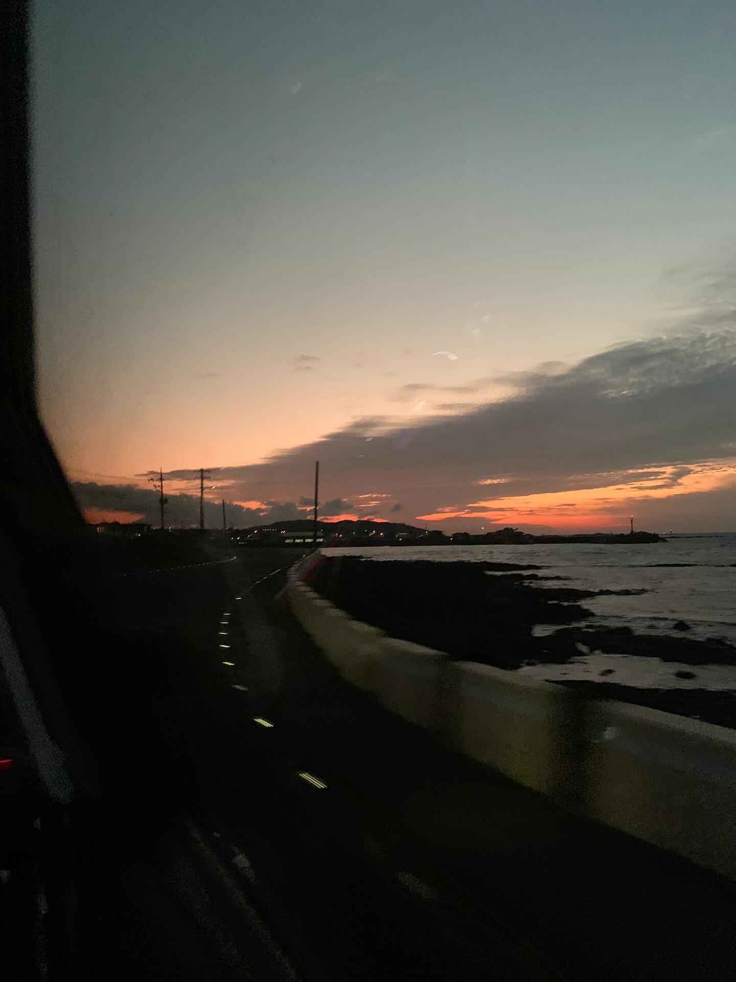 
                        JEJU 6:30PM ??在濟州島看了一場橘子味的人生日落??在濟州島的最后一天去了月汀里這家摩洛哥咖啡店，美到失語！！！日落、海風，真的太治愈了！！（唯一被直男朋友也夸好看的咖啡店??）仿佛一下穿越到了地中海?????moalboal cafe韓文地址：??? ????? 141 ?? ????（kakaot可以直接搜韓文地址，市區打車過去大概30分鐘）??：MING MA#濟州島 #濟州島拍照 #日落 #治愈 #jeju #海邊日落 #度假