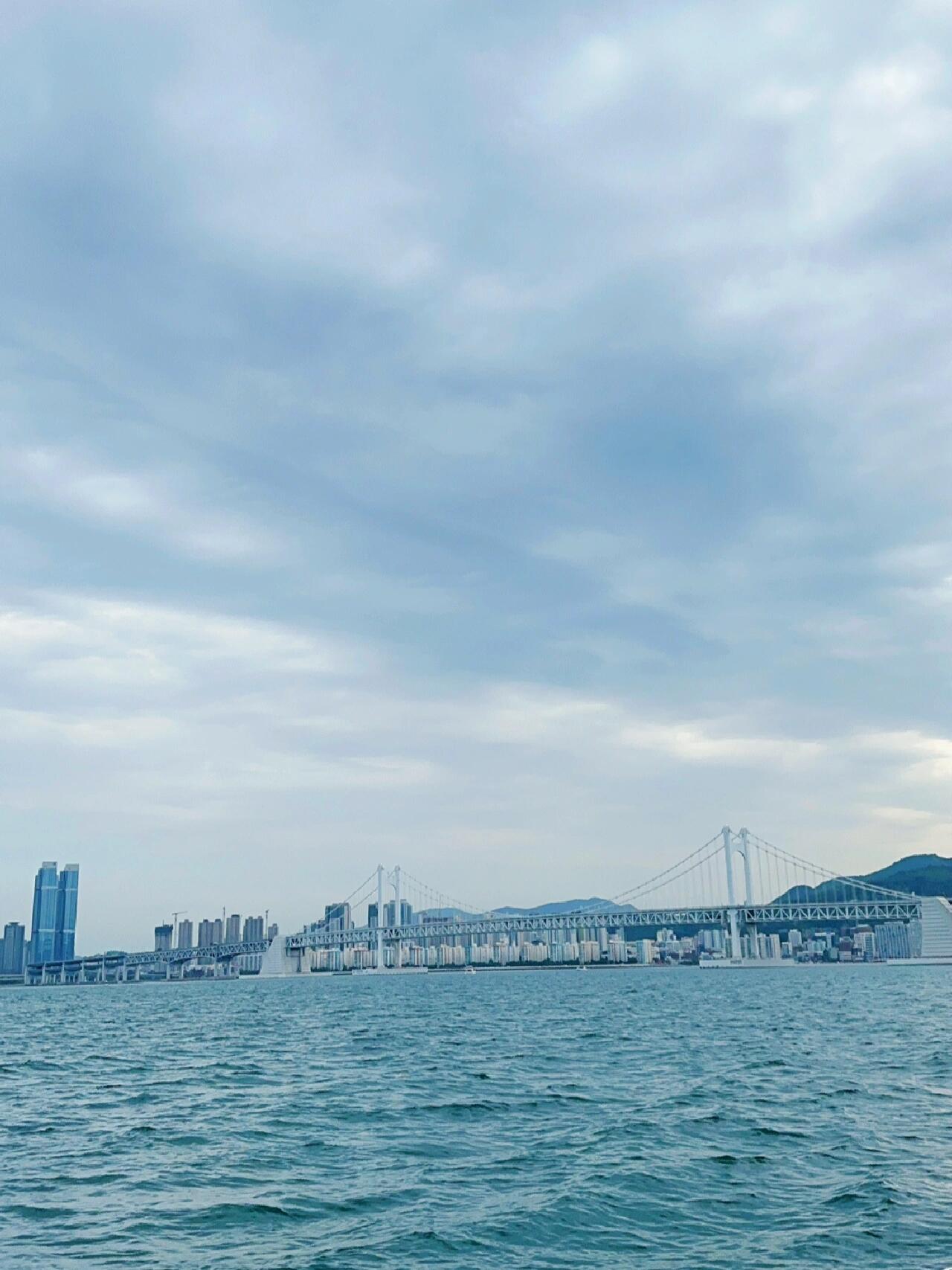 
                        釜山｜帆船出海，感受海上魅力！??換個視角看釜山，出海真的超有趣！雖然風有點大，但駕駛帆船穿越廣安大橋，在近海巡游，真的是酷到不行，開心到飛起！我們是通過Airbnb預定的本地體驗，碼頭就在柏悅酒店附近。我看到碼頭還有很多類似的tour可以選擇。強烈推薦大家來試試！#今日份海邊 #和大自然親密接觸 #旅游 #拍照 #釜山 #韓國旅行 #海上體驗