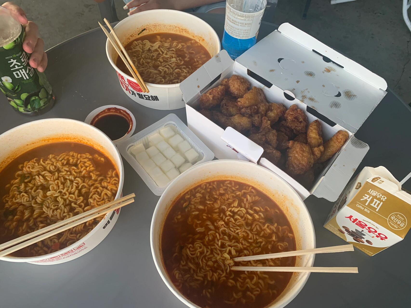 
                        ????首爾望遠(yuǎn)漢江公園｜散心好去處收集日落的一天耶??江邊日落真的好溫柔坐在階梯上就算什么也不做，吹著風(fēng) 也很舒服???? ?? ??? ????? 467夏季日落時分也晚了許多，大概七點(diǎn)鐘整個天際一片金黃隨著風(fēng)，就覺得一切煩惱算什么，我好快樂哈哈哈哈p4還拍到了劃小皮艇的照片????當(dāng)時看真的可可愛p6p7來漢江怎么可以少的了拉面炸雞！?? 給我鎖死漢江套餐差不多天黑了呢，還可以在周圍隨處逛逛，是一整片很大的公園，有許多人慢跑散步什么的，我們一直走到楊花大橋，走到地鐵站回家的。#首爾 #日落 #販賣日落 #首爾漢江 #漢江公園 #望遠(yuǎn)洞 #望遠(yuǎn)漢江公園 #首爾周邊旅游好去處 #韓國生活