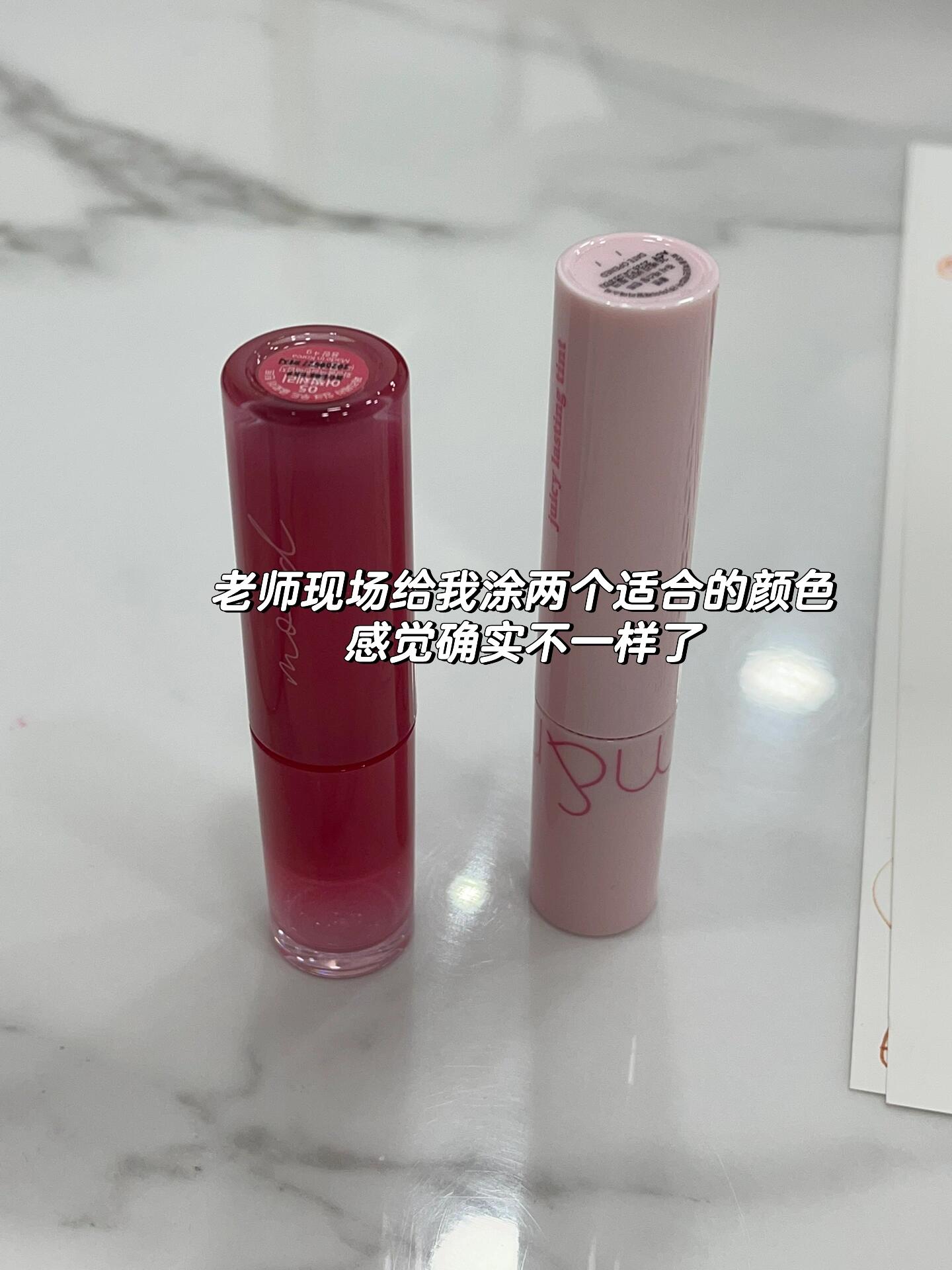 
                        ????弘大｜色彩測試終于done?超有趣的體驗(yàn)我和朋友預(yù)約了??上超火的弘大colorga sanda?? Seoul Mapo-gu Donggyo-ro 192-1跟著naver導(dǎo)航走就到了，是個叫榮浩building的三樓??預(yù)約方式：可以直接在官網(wǎng)上預(yù)約（p2-3），但他家的預(yù)約需要匯款才能成功。我們是找小姐姐幫訂的，而且現(xiàn)場還全程給我們做了翻譯??價格：周中是568元/2人，周末是625元/2人。雙人價格會比較劃算，但折合下來的單人時間會短，不過內(nèi)容都會提到，不用擔(dān)心少流程??流程：1. 進(jìn)小房間一起寫問卷，了解你做色彩測試的原因（p4）2. 老師介紹每個季節(jié)對應(yīng)顏色的由來（p5）3. 面診，記住一定不能化妝來，要純素顏。老師會介紹適合你的發(fā)型、衣服領(lǐng)口、項鏈、穿搭建議4. 匹配顏色，朋友適合低明度低飽和的秋天顏色，我適合夏天高明度低飽和的冷色調(diào)，我倆完全反過來哈哈哈5. 審判自用彩妝，可以把自己常用的彩妝帶來，老師給你顏色建議6. 彩妝推薦，老師會根據(jù)你適合的顏色直接推薦產(chǎn)品和試用（p11-12），去美妝店照著買就對了總結(jié)：超有趣的一次體驗(yàn)，會更清晰自己的風(fēng)格。老師也很專業(yè)，分析顏色的時候都能剛好說中你內(nèi)心的點(diǎn)，每次都是“馬夾馬夾”“對對對”。時間充裕的話是可以來體驗(yàn)一次的#韓國 #韓國購物 #韓國旅游 #個人色彩測試 #弘大 #色彩搭配 #韓國探店