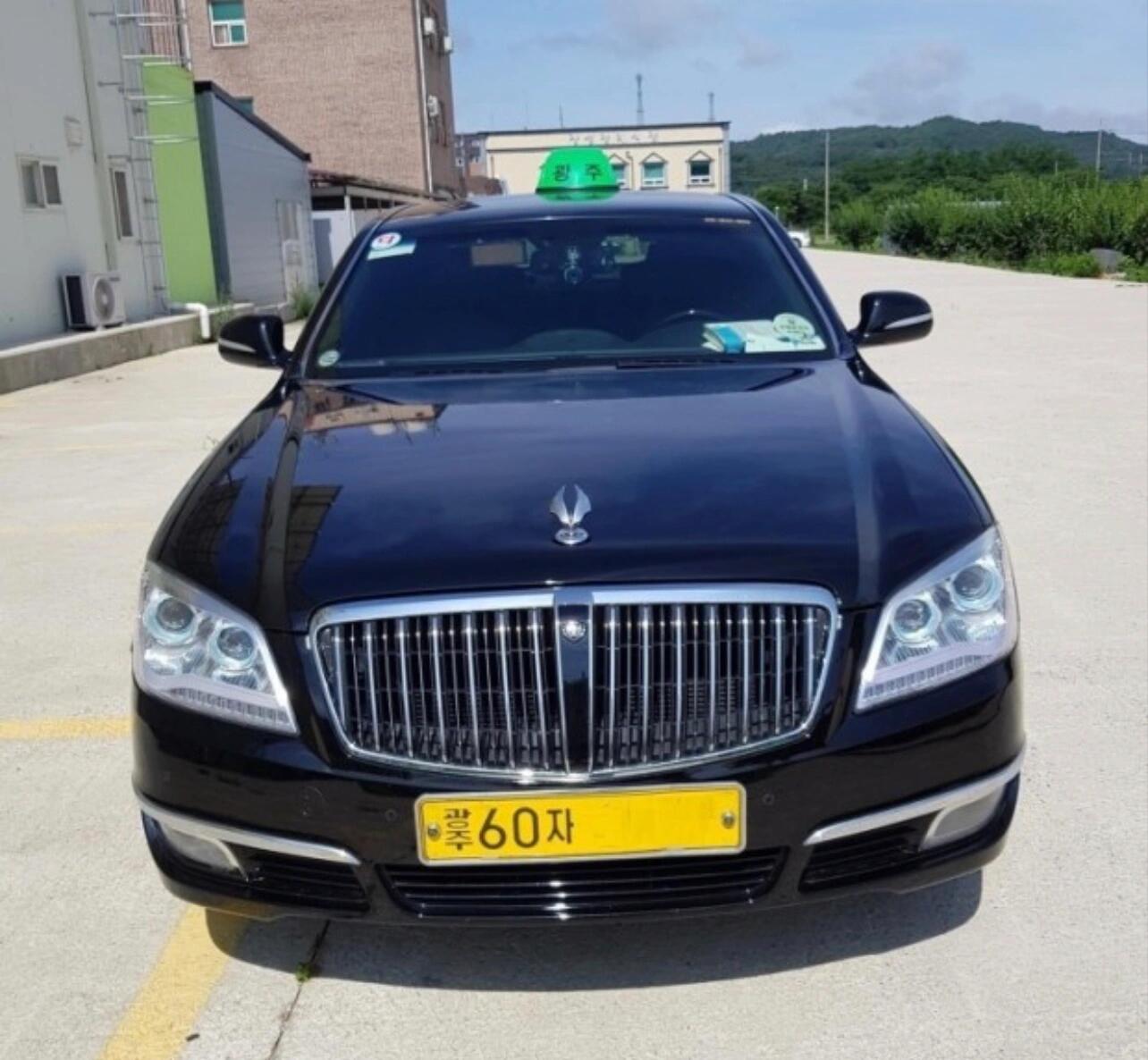 
                        ????機(jī)場??出租車避雷攻略飛往韓國????，一下飛機(jī)就面臨交通選擇？別急，這里有完整攻略??！?? 地鐵：單人乘坐，使用地鐵卡支付1550韓幣，現(xiàn)金則是1650韓幣。直達(dá)首爾站的機(jī)場快線費(fèi)用為4750韓幣。?? 巴士：單程票價大約17000韓幣。?? 出租車：有兩種顏色可選，橘黃色和白色。白天起步價4800韓幣至首爾站，總費(fèi)用約為5萬至6萬韓幣。晚間（22點(diǎn)至凌晨4點(diǎn)）起步價增至5300韓幣。額外的過道費(fèi)用大約在3500至6600韓幣。?? 黑色出租車（模范出租車）：起步價6500韓幣，無過道費(fèi)。選擇時，務(wù)必使用有計價器的車輛??避免坐固定價格的出租車，因?yàn)閮r格通常是正常的兩倍??乘車時，可以拍下司機(jī)信息，下車時索要收據(jù)，這樣即使有繞路，也不會太過分。有任何問題或不滿，直接撥打120進(jìn)行舉報！?? 若擔(dān)心司機(jī)繞路，可以向我索要圖片，直接展示給司機(jī)看。?? 有關(guān)打車費(fèi)用的疑問，歡迎留言咨詢，我會幫你查找具體信息！?? 記得關(guān)注我獲取更多韓國生活、交通小貼士！#韓國生活 #出租車 #韓國出租車 #韓國旅游 #韓國機(jī)場 #韓國交通 #韓國地鐵 #韓國巴士 #韓國模范出租車 #韓國日常 #韓國旅行 #韓國舉報