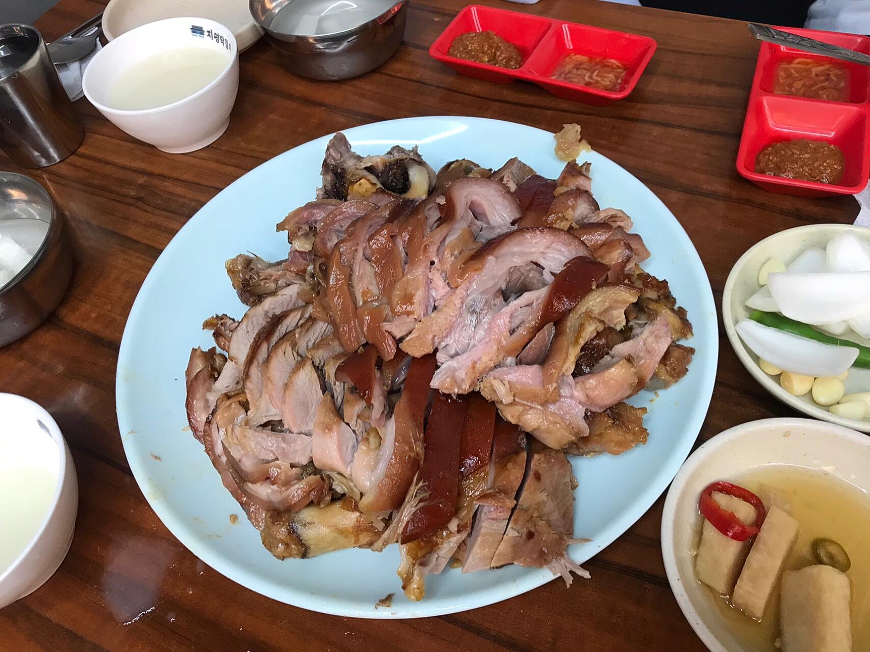 
                        ????節(jié)后第一天步行萬步挑戰(zhàn)～生命在于運(yùn)動?? 今天的步數(shù)簡直爆表！作為一枚孕晚期的孕媽，這運(yùn)動量也是沒誰了……吃完午飯就和老公的大哥家一起去爬南山塔～時隔三年再次來，南山還是那個熟悉的南山??最大的感觸就是身體變得笨重了??不過再重也要動動～從山腳爬到山頂再走下來，途經(jīng)????, ???, ?????????，為的就是吃??? ???（不過踩雷了，不推薦這家）… 又去了第二輪吃??? ??? ??? ???，吃了美味的??，天都黑了?? 這一天一路上吃吃喝喝逛逛，完全忘記了時間…只覺得腳麻了?? Ps. 我和老公結(jié)婚以來第一次一起體驗(yàn)坐大眾交通，感覺很浪漫????#中韓夫婦日常 #韓國 #首爾南山塔 #在韓國的孕媽 #?????? #東大門 #韓國生活 #爬山 #家庭聚會 #明洞