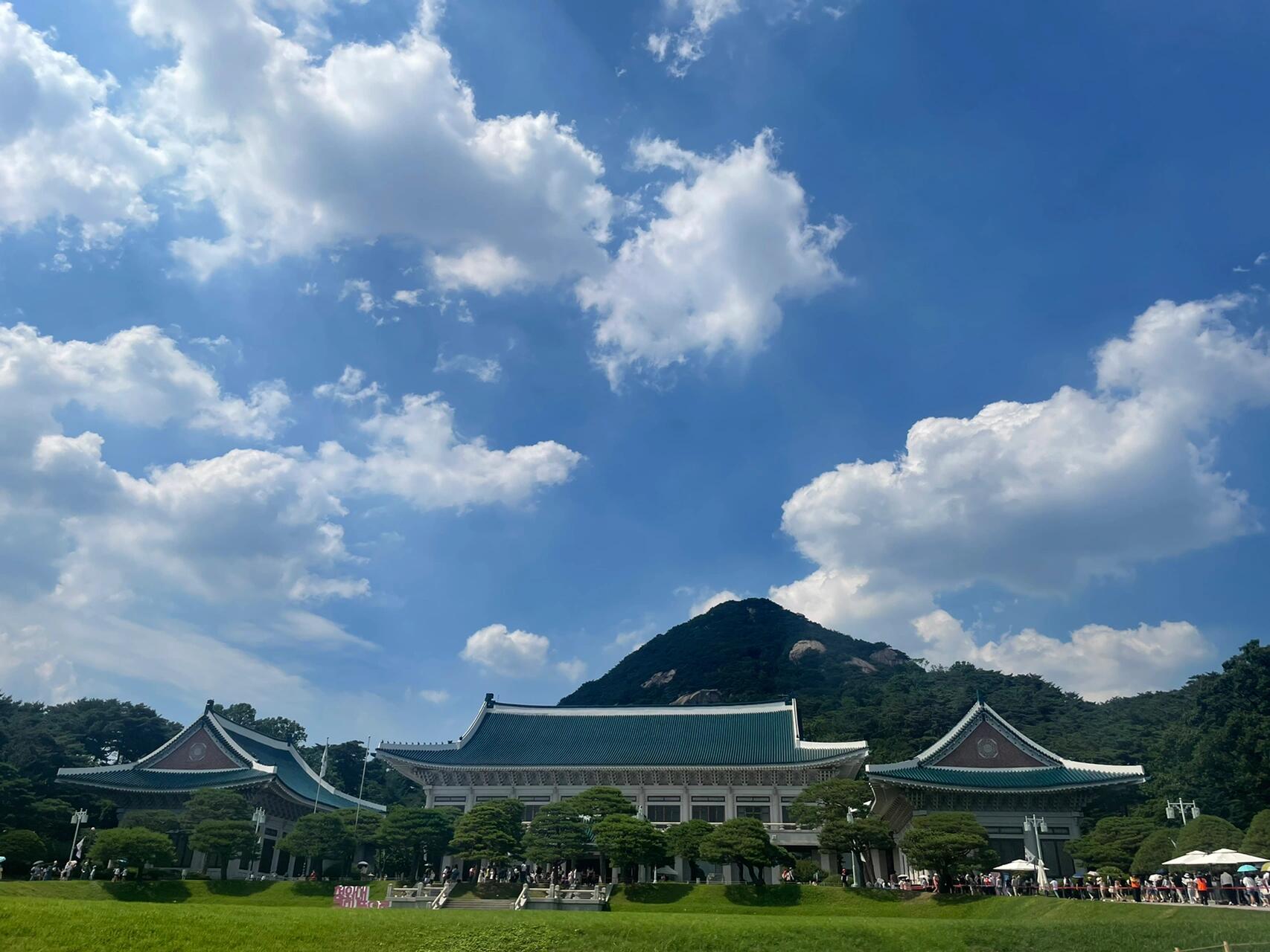 
                        探秘青瓦臺一日游??想要探訪韓國的心臟地帶嗎？外國朋友們只需攜帶外國人登陸證，即可現(xiàn)場預(yù)約參觀青瓦臺！?? 特設(shè)外國人通道，免去長時間等待的煩惱。每天限額500個名額，趕快來體驗(yàn)這獨(dú)特的文化之旅吧！#青瓦臺 #韓國 #首爾