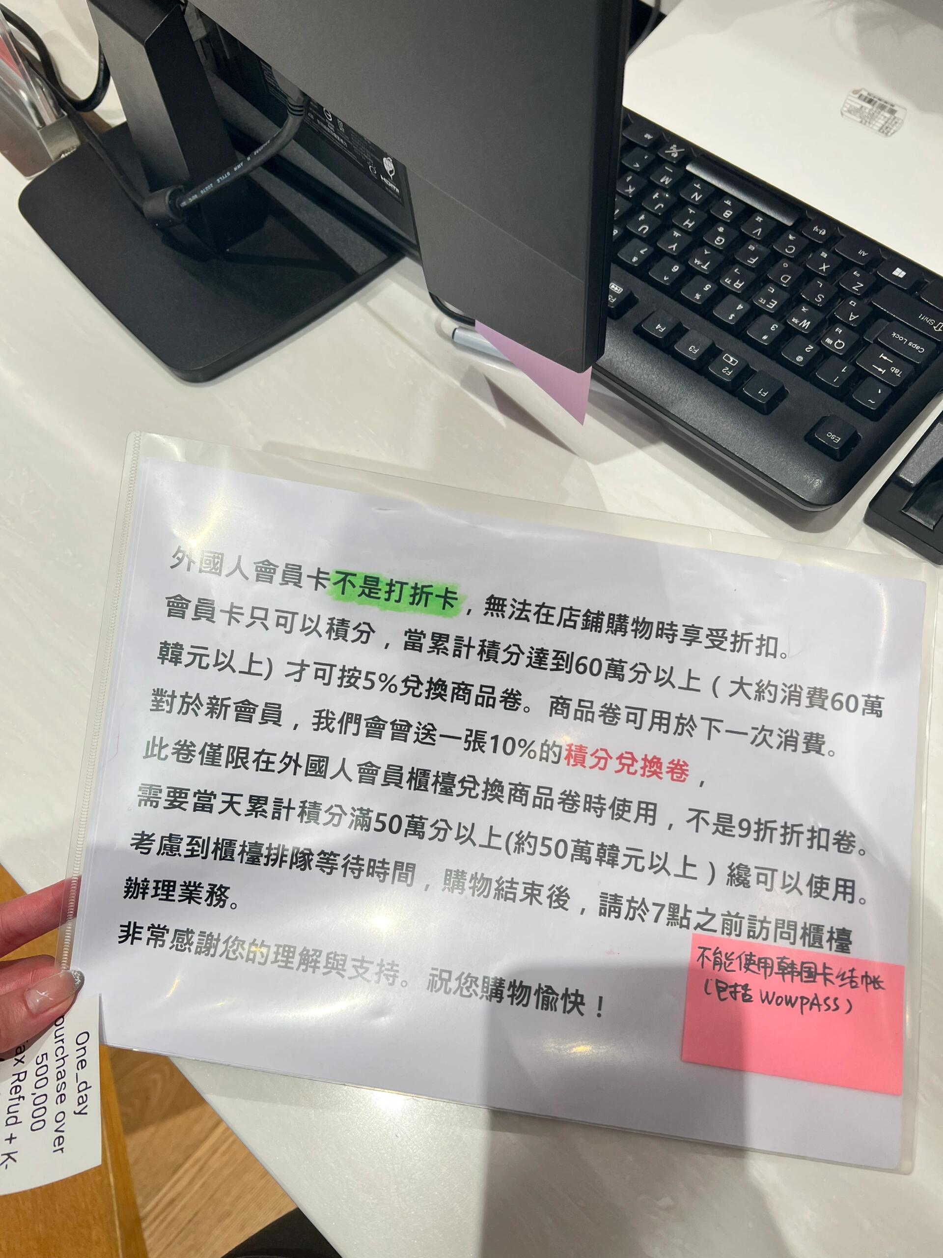 
                        必收藏 ?? 首爾The Hyundai 購物指南??去 #汝矣島現(xiàn)代百貨店 前請(qǐng)一定要看完此篇文章最好吃的最時(shí)髦的最好買的在這棟百貨????最全的購物指南都在這了?。。??B2 Creative Ground都是韓國本土潮牌和目前韓國最流行的牌子#marithe #Mardi #kodak非常推薦Kodak，以前完全不知道這個(gè)品牌還有很多周邊商品，帽子、拖鞋、球鞋（圖2-5）非常推薦大家購入來這里才認(rèn)識(shí)，真的太可愛了，收藏好多件??偷偷說，這里的Marithe不用排隊(duì)??B1 Tasty Seoul就是百貨的美食街這里聚集了最火的店家們！太滿足了！有國外很紅的果汁 Joe and the juice（圖8）還有一家蛋糕店，紅絲絨蛋糕非常好吃（圖9-10）??1F Exclusive Label專柜大牌美妝品牌和國內(nèi)外大同小異，我就沒在這層多停留啦??2F Modern Mood國際精品品牌Jil Sander, Jimmy Choo, Isabel Marant, Sandro…也有韓國很流行的Juun.J??3F About Fashion應(yīng)該是韓國本土設(shè)計(jì)師小眾品牌不太認(rèn)識(shí)，唯獨(dú)沒有逛這層了????4F Life & Balance運(yùn)動(dòng)品牌和高球品牌就在這層了購買韓國本土的高球品牌很優(yōu)惠的??5F Sounds & Forest兒童服飾區(qū)，韓國的童裝也超級(jí)可愛的有小孩的集美們一定要在這好好逛逛！中庭檔期的快閃是Heedy Melody，太可愛了（圖11）旁邊每一個(gè)紅色小屋都有不同的展覽（圖12）帶小寶寶的媽媽們可以在這邊好好放電??6F Dining & Art有餐廳，退稅區(qū)也在此可以逛完就先到6F抽號(hào)碼牌再去5F喝Blue Bottle（圖13）我們周末去大概等了100多號(hào)，約1個(gè)小時(shí)??如果買到韓幣60萬元，可以辦K Membership有現(xiàn)代百貨的折抵卷（當(dāng)年度可以折抵）最后一頁是辦理Membership詳細(xì)說明祝大家購物愉快啦????#韓國生活 #首爾 #首爾探店 #首爾購物 #首爾旅行 #汝矣島 #韓國 #購物分享 #韓國烏托邦 #現(xiàn)代百貨店