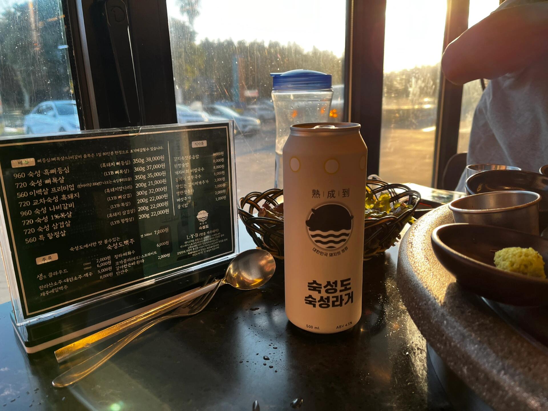 
                        濟州島自駕游地點推薦下篇Saebil 粉黛咖啡廳- 這里的風景真的無敵漂亮！大片大片的粉黛任你拍照，望下去下面的農場還可以看到羊駝在奔跑哦 ?? 推薦咖啡廳里的可頌面包，忘了我們叫什么口味的但是真的好好吃 ??西歸浦每日偶來市場- 我們是早上來逛的，沒什么人，雖然不熱鬧但買東西都不需要排隊，好快樂 ?? 這里有很多美食與手信店，可以吃吃逛逛哦。駕車來的也不用擔心沒地方停車，里面有個收費停車場，我們從大約11點逛到大約1點，停車場收費是4500krw ??可以試試這里的鮮榨橘子汁，與我們特地去橘子園喝的味道不一樣，鮮榨的多了個香香的柚子味，很好喝哦！??還有一定要去這家年糕店買這個橘子紅豆麻薯吃！真的超！級！好！吃！整個搭配是很新奇的，多汁飽滿的橘子搭配不會甜膩的紅豆沙加上軟軟糯糯的外皮，我老公吃了直接說太可惜只買一盒根本不夠吃來著 ??熟成到烤黑豬肉- 這間烤肉店你如果錯過了真的會后悔的！它們家有很多間分行，不需要都去到總店吃，我們去的是西歸浦區(qū)靠近Hello Kitty博物館的分店。不能太遲去，真的要排很長的隊才有辦法吃到，第一次我們去總店大約7點就已經(jīng)撲了個空說號碼派完啦，然后這次我們下午大約3點就去西歸浦的分店拿了號碼，但是他們4點才開始晚間營業(yè)的，所以中間我們帶女兒去附近的吉蒂貓博物館玩，但是因為我們遲了一點點回到這里所以又必須重新排隊 ??他們家的豬肉是有經(jīng)過發(fā)酵的，所以味道和口感真的很棒，服務員小姐姐會教你如何吃，跟著小姐姐的吃法真的更上層樓 還有記得點他們自家的啤酒，我老公不怎么喝酒的人都一直贊不絕口，大家絕對不要錯過！??個人覺得不怎么推薦的地點：牛島- 首先這是我的個人意見大家輕點噴 ?? 個人覺得牛島沒有大家說的那么值得，因為我是孕婦又帶著三歲小孩，所以我們是駕車去的，然后島上大家都推薦的花生冰淇淋真的不怎么好吃，就好像花生餡的湯圓味。海邊不是幼沙，是那種比較大的珊瑚碎，所以也沒辦法脫鞋感受海水什么的，只能給你拍個照就走了。一路上風景就差不多，不需要每個推薦的地點都去。Hello Kitty博物館- 沒有小孩的絕對不推薦。一來門票不便宜，二來能玩的東西極少，就真的是純粹讓喜歡吉蒂貓的孩子來看的地方 ??#濟州島咖啡廳 #濟州島 #濟州島旅行 #粉黛咖啡廳 #西歸浦 #濟州島烤肉