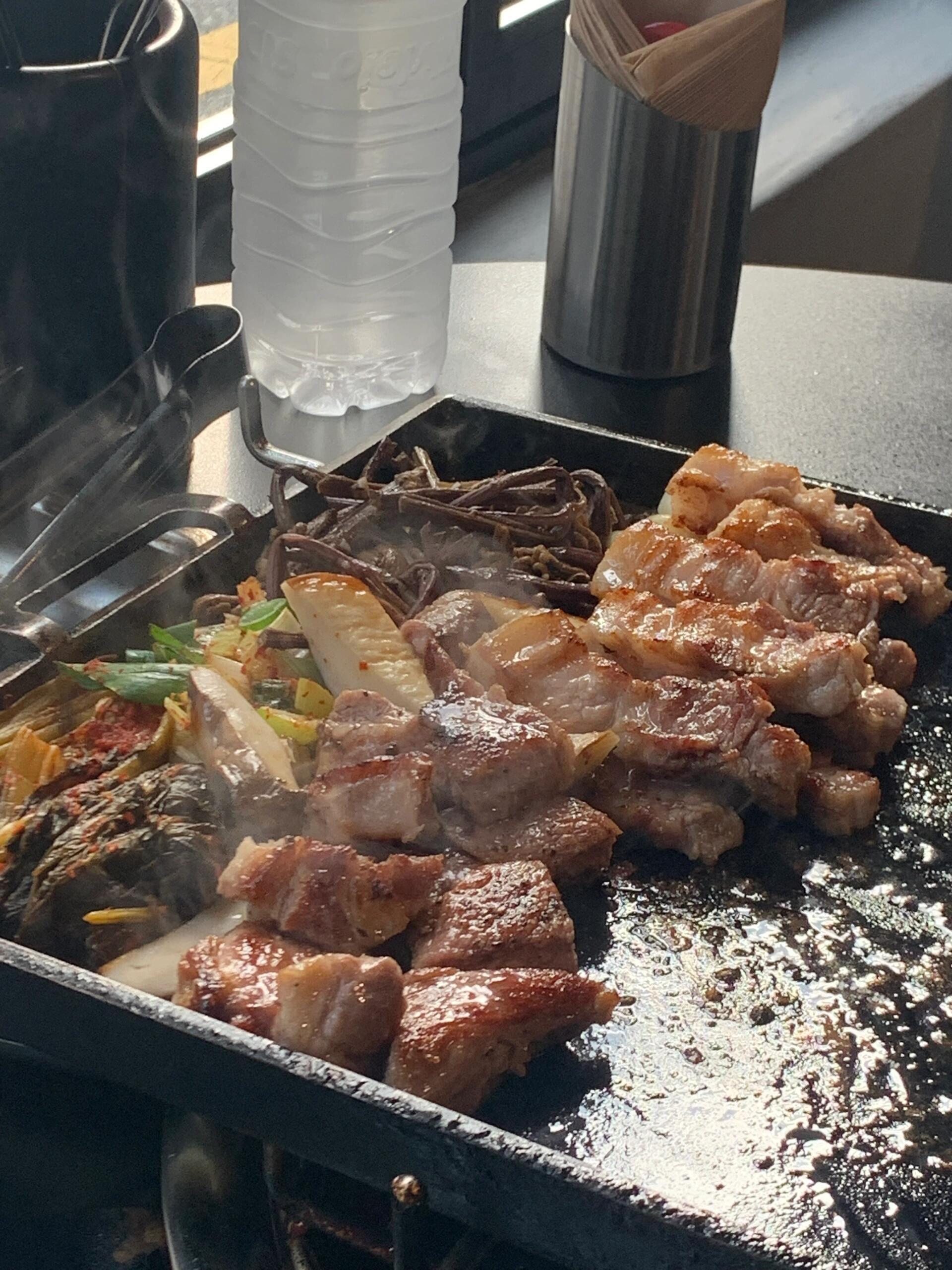 
                        探索首爾圣水洞的美食與風情????????最近去了首爾圣水洞，不得不推薦老網(wǎng)紅店????~ ????????他們的truffle chicken mash set簡直是美味極了！??????接著探訪了當?shù)爻藲獾目救獾????~????嘗試了他們的??，肉質鮮嫩多汁，超滿足！雖然首爾的天氣還是挺熱的…??但我已經(jīng)開始期待秋天的到來了????：SLEF WHO#韓國旅行 #首爾探店 #圣水洞 #韓國咖啡廳 #gingerbear #早秋 #OotD #selfwho