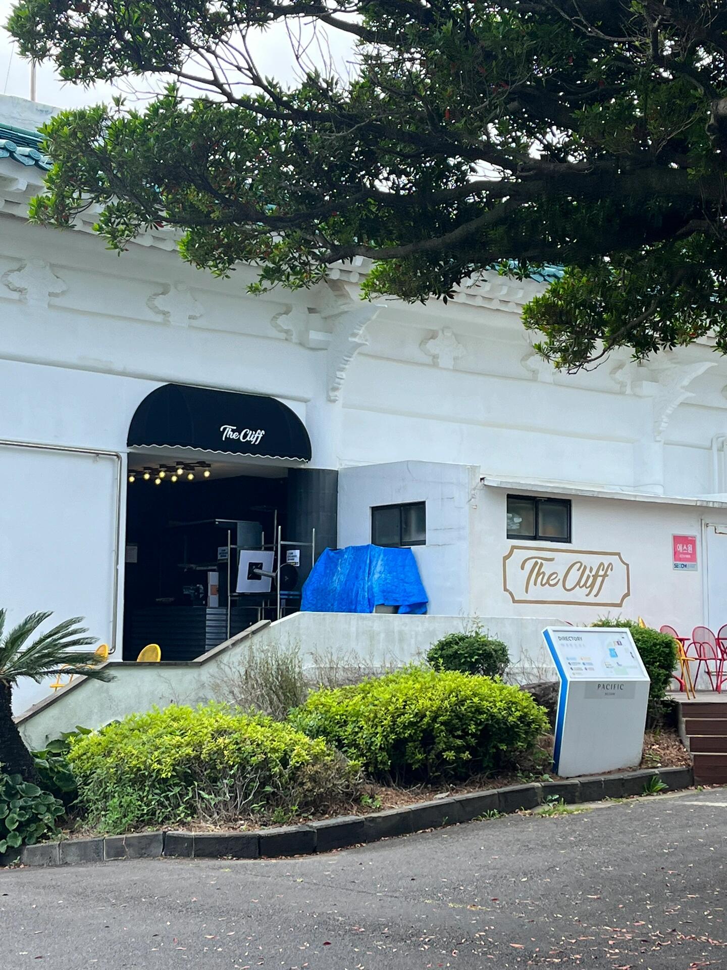
                        西歸浦The Cliff??The Cliff??一定要來這家店打卡??地址??：Seas Hotel旁邊人均??：80坐600公交到Seas Hotel下車再走一會就到了（我們來的時候是打車的??大概4萬韓幣多點）景色真的巨美！白天是咖啡店??，晚上變身酒吧??，還有漢堡和披薩????。我們是下午來的，在海邊看落日，真的很愜意很浪漫??。拍照片也真的美極了??。#濟州島 #西歸浦 #咖啡店 #韓國 #濟州島旅行 #濟州島探店 #海邊 #浪漫