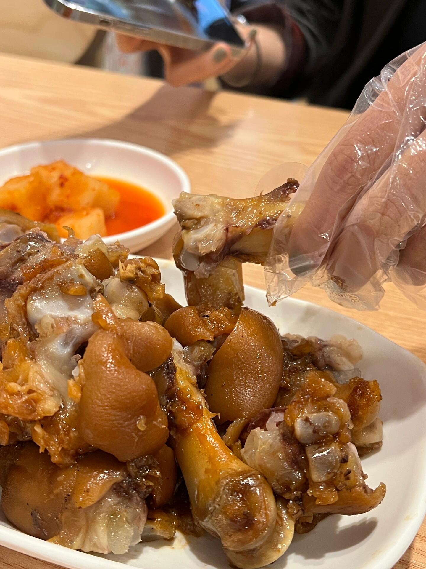 
                        吃不到了！國內無代餐愛吃湯飯??不是很喜歡烤肉炸雞，而且萊濟州島想吃國內沒有的，那就是本地湯飯店！P1 向日葵小吃店-嫩豆腐湯很特別！其實我感覺是老豆腐做的，豆腐里有肉糜，很香，就一碗豆腐配一碗米飯，呼嚕呼嚕吃好爽??P2 ????（47 Sammu-ro, Jeju-si）就在酒店旁邊的湯飯，因為每天都在這條路上走來走去，無意間發(fā)現(xiàn)在大家都莫名其妙喝脊骨湯的時候，晚上這家店里會坐滿當?shù)厝耍胝f一定很正宗！真的很好吃！和之前吃的湯飯不一樣，是紅湯！里面還放了大腸和豬頭肉，還有青菜，朋友說感覺像自己家里媽媽做菜會手邊有什么放什么???米腸也很好吃，甚至我感覺一股奶油味！P3-P5 ????我們來濟州島吃得第二頓，第一頓是路邊的24H土豆脊骨湯，難吃的被深深傷害了??所以兜兜轉轉在七扭八歪的小巷子里，看店里又都是當?shù)厝诉x了這家！好吃！這個湯很香但是清淡，米腸是我覺得這幾天吃的米腸里最好吃的！我朋友點了肉湯面，也是清淡但是很香的??P6-P9 ?????這是爬完漢拿山之后吃的，因為實在走不動了，酒店就近找的，也好好吃，點的是豬肉湯飯，一半湯一半韭菜，很香很喜歡！這家湯是這幾天吃的湯最清淡的一家，要自己加白胡椒和辣醬，豬蹄也好吃！烤的軟軟香香的！??上海一直去吃無峰里米腸湯飯，從40塊吃到他漲價到50塊，那時候已經(jīng)覺得無峰里就是認知的天花板了，但現(xiàn)在感覺還是單調了，不懂湯飯的人有難了！#韓餐 #豆腐的吃法 #湯飯 #米腸 #濟州 #濟州島 #濟州島旅行 #韓國濟州島 #濟州島探店