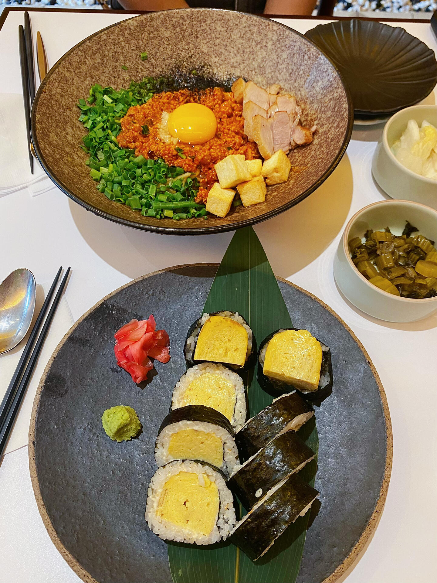 
                        首爾｜只有韓國人才知道的寶藏食堂《?? 今今》圣水洞石村湖水的隱藏版人氣排隊小酒館 - 今今不許大家不知道這家????本地人才知道的高分店！除了排隊walk in，其實也可以在網(wǎng)上預約，不過需要本地手機號才能登記哦~午市和晚市中間有休息時間，大家要注意啊！位置及環(huán)境【圣水店】???? ??? ????12? 11 1? 101?(??? 2? 269-115)??070-4159-4477?11:00 ~ 21:30 休息時間：15:00 ~ 17:00??地鐵2號線 圣水站3號出口 步行約5分鐘【石村湖水店】???? ??? ?????41? 38 1???地鐵9號線 石村站1號出口 步行約3分鐘?11:30 - 21:20 休息時間：15:00 - 17:00 截單時間：20:40菜單及價格店內都是本地人，所以沒有中英文菜單不過菜單都有圖片，不會韓文的同學也不用擔心價格也親民，而且超級好吃！招牌小菜招牌的大醬蕎麥面和雞蛋Kimbap是必點的哦！飯卷（?8500）五花肉（?19000）章魚拌飯（?12000）大醬蕎麥面（?13000）另外米酒也是超好喝的！到圣水洞或是樂天世界玩的朋友們也可以去試試哦~#出游白名單 #探店 #寶藏餐廳分享 #今夜來一杯微醺酒 #100家探店計劃 #打卡100家咖啡館 #探店 #來我家鄉(xiāng)玩一天 #跟我來探店 #想記錄下此刻 #煙火氣 #韓國探店 #咖啡店 #圣水洞美食 #首爾圣水洞 #圣水洞 #韓國美食 #樂天世界 #韓國美食 #今今