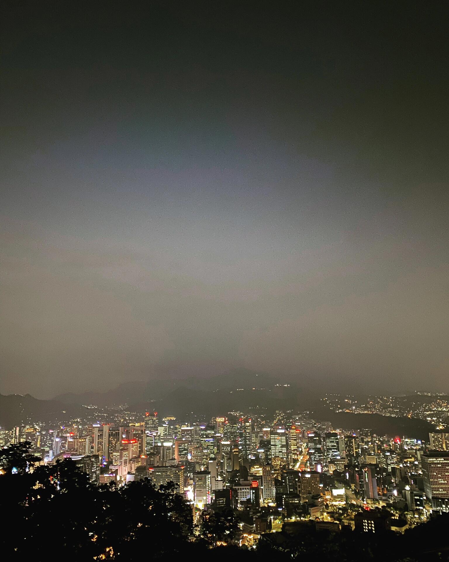 
                        首爾南山塔的夜晚?夏夜的微風，南山塔上空氣清新涼爽，感覺特別舒服??坐在這里，看著城市的燈光一盞盞亮起，感慨人生又翻開了新的一頁??生活總是充滿離別，但愿每一次再見都是為了更好的重逢??#首爾南山塔 #韓國夜景