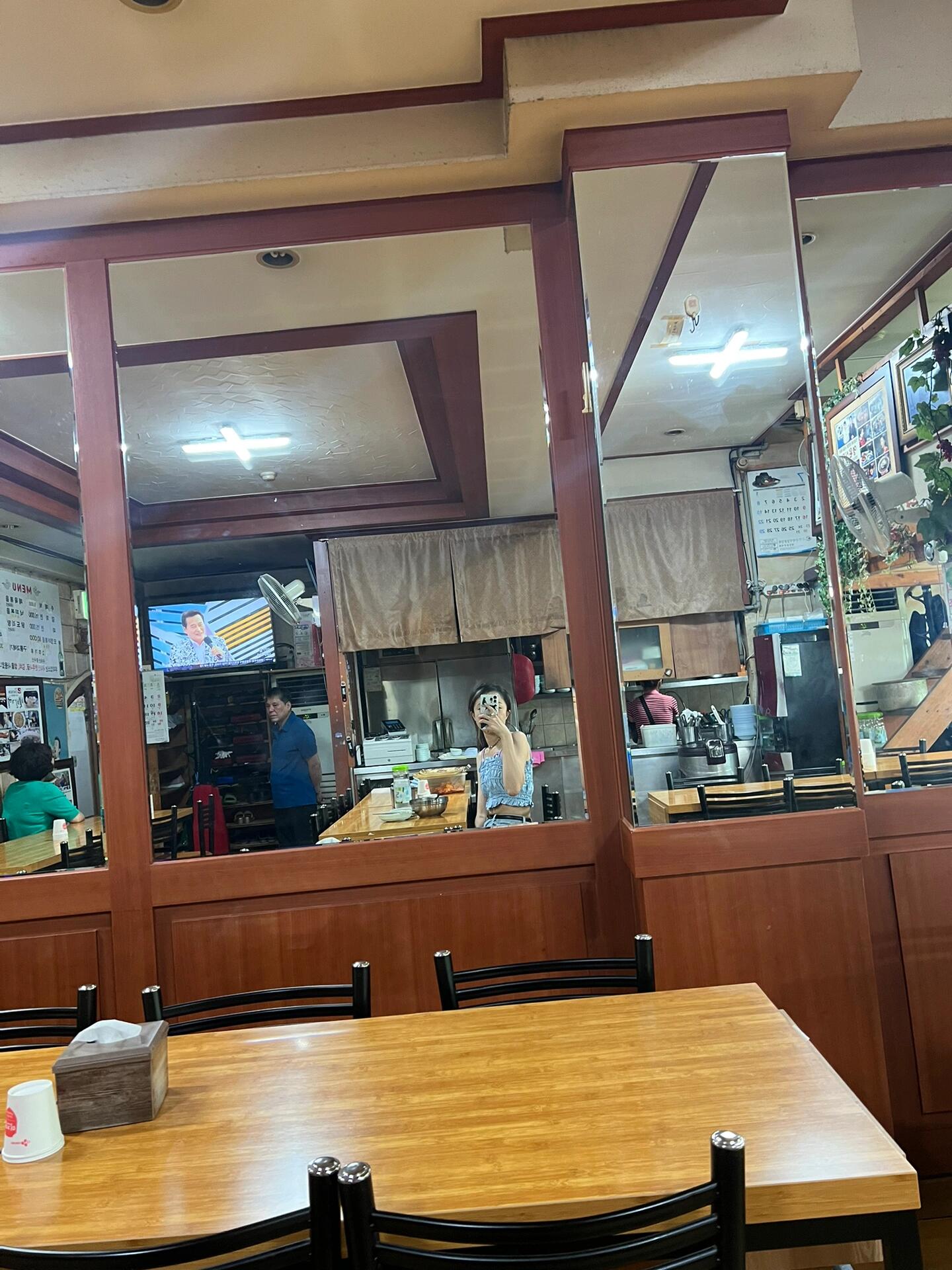 
                        ??首爾探店記：殷志源推薦的面片湯，終于嘗到啦！??在首爾的最后一天，午飯決定去汝矣島這家我心心念念的面片湯店【????】！幾年前殷志源就曾推薦過這家店，他還經常來這里吃飯，畢竟離他家超近的！??店面雖小，藏身于一棟老樓的二樓，走進去就能感受到那種只有當地人才知道的日常美食老店氛圍。?? 墻上還貼著不少美食節目的拍攝照片，看來這里也是個有名的??呢！我直接點了他們的招牌面片湯，感覺有點像國內的刀削面，但面片更大一些，湯頭超級鮮美，搭配泡菜簡直完美！?? 就是夏天吃可能會有點熱，冬天來應該會很暖和。面片湯的價格是9000韓幣。聽說這里的土豆餅和蔥餅也很棒，但因為我一個人吃不下，就沒點。這里的食物都很簡單，卻很貼近日常。店里的老板和老板娘年紀都比較大，電視上放著老年歌曲節目，坐在這樣一家不起眼的小店里，感覺自己仿佛真的融入了當地人的生活。?? 結賬時我鼓起勇氣問老板娘，殷志源nim是否經常來這里，奶奶笑著說：“是的，他常來，看來你很喜歡他呢。”我一個人來打卡真的有點害羞又緊張，每次有人推門進來我都會心一驚，哈哈，但每次都是老板大叔。#首爾美食 #首爾探店 #一人食吃什么 #韓國 #韓國生活 #韓國旅行 #韓國留學生 #探店 #韓餐