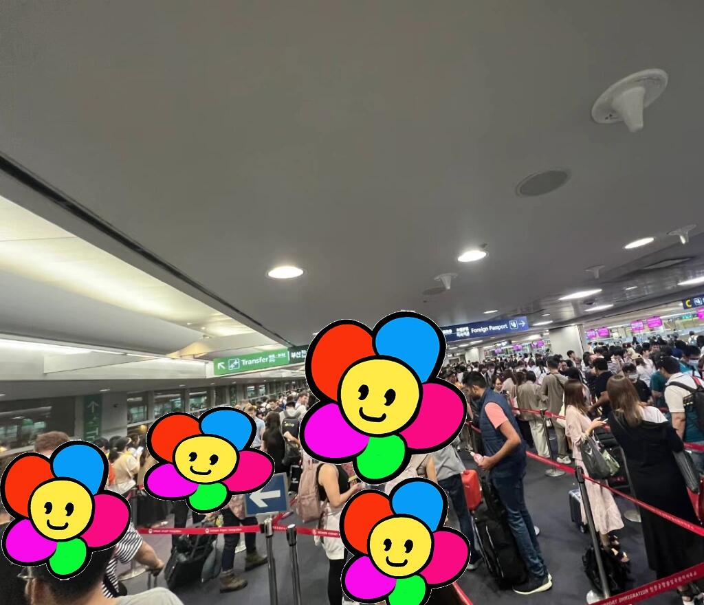 
                        韓國仁川機場差點趕不上飛機！????近期人超多，至少提前4小時來！安檢外面等完里面等，退稅提貨都慌慌張張！———??提貨流程/位置1?值機/辦理托運：提前來排隊值機，避免值機排隊太久…這樣就有可能來不及提貨2?安檢：安檢口離提貨口不遠3?出境審查：只要是18歲以上都可以走自主審查通道，掃護照按一下指紋就通過了，非常方便4?取貨位置：樂天、新羅、新羅愛寶客、新世界、現代這五個免稅店的提貨點現在都在45號這里，上去后先取號再進里面窗口提貨，否則工作人員不給辦（憑護照和機票提貨）。———??退稅流程1、部分店鋪如oliveyoung能享受現場退稅，需在結賬時出示護照，結算時直接扣除退稅金額。2、主動詢問店員索要退稅單，在出境機場辦理退稅事宜。3、GLOBAL TAX FREE退稅單可自行支付寶退稅，并于機場出境口的KIOSK機上掃描護照確認是否完成電子驗證。?重點介紹下機場退稅流程，我是從仁川機場T1航站樓回國。1?到J、K值機柜臺附近（4安檢口旁）找到KIOSK機器進行退稅登記2?托運行李打印登機牌3?安檢4?安檢完成后在28號登機口取現或退到支付寶就完成啦?退稅金額超過7.5W韓元的小票，建議隨身攜帶過安檢后，在28號登機口TAX FREE對面的海關蓋章后，再進行退稅即可。?圖快圖省事的可以選擇支付寶，到賬非常方便快捷——??提不到貨怎么辦①機場沒提到貨，需要打電話給免稅店柜臺，樂天免稅店有可能會給你送（但不是100%給送）②其他免稅店不給送：可以推遲到下次出境的日期提貨（最好是這個月月末之前把下次行程的電子機票發給他們，可以延期到購買日期180天，沒有確定行程可以延期到60天）可以找在韓的朋友，拿委托書去免稅店辦理退貨。———??避坑Tips：①取貨時先在機器上掃描護照取號，叫號提貨。4個免稅店現在都在一起分為四個柜臺，樂天柜臺的人最多！②提貨處在小火車之前，千萬別坐小火車去登機口了，否則有去無回，只能空手上飛機了。如果很不幸你已經坐了小火車還沒提貨，只有樂天免稅店能勉強給你送，打電話讓他們送就行（但不是100%同意送）③掛返點會送免費往返接送大巴！！！這個羊毛記得薅#韓國旅游 #韓國 #韓國旅行 #仁川機場 #韓國購物