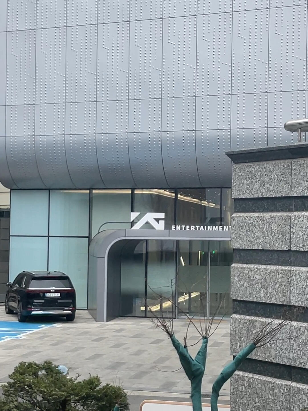 
                        ??民宿訂到了YG對面！到了韓國以后發現定的民宿就在YG對面，出門就是，誰懂??????看看我這些天能偶遇哪些明星????#韓國 #YG #韓國短租 #韓國生活 #發現寶藏民宿 #blackpink #韓國旅行