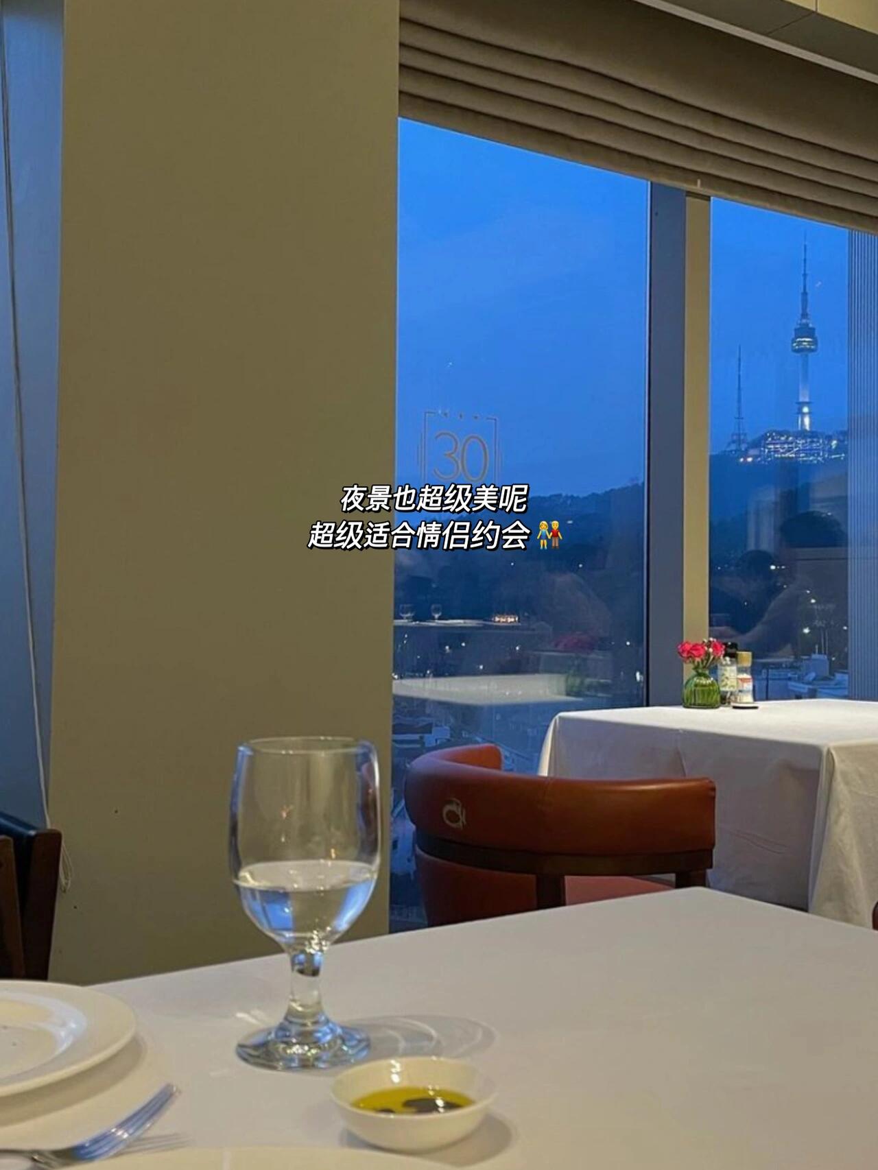 
                        ????Rose樸彩英打卡｜能看到南山塔的意餐廳??LA CUCINA (????)??韓文地址：?? ??? ???? 258-7??中文地址：首爾市龍山區梨泰院洞258-7?營業時間：12:00~21:30 (每周日休業，午休時間15:00~17:30)??套餐： 150,000韓元/人.這家入選米其林的意大利餐廳和Black Pink Rose的氣質超級符合呢，1990年開業以來一直是非常有名的一家餐廳，位于梨泰院，可以看到不遠處的南山塔，非常適合情侶紀念日約會呢。這里還可以舉辦個人生日趴，婚禮等等，算是很高級的一家餐廳啦~.??Rose樸彩英同款牛排怎么能不get一下呢，超級嫩嫩的牛排加上特制的燒烤料，滿嘴肉汁，啃肉的感覺真的好棒噠。如果點的是套餐的話，還有飯后甜點也好好吃呢！有興致的寶寶們可以開瓶酒呀~！.??這家餐廳的窗戶大大的，推薦傍晚來打卡喲，超美的晚霞會給你帶來另一份小驚喜?.?????每周定時更新明星打卡過的韓國美食店，咖啡店，飾品店#韓國旅游 #韓國旅行 #韓國美食探店 #rose樸彩英 #rose #Rose樸彩英壁紙 #ROSE? #網紅餐廳打卡 #意大利餐廳 #樸彩英 #樸彩英同款 #ROSé樸彩英 #Rosé樸彩英 #樸彩英頭像 #韓國梨泰院 #梨泰院 #梨泰院美食 #梨泰院蹦迪 #梨泰院ClASS #梨泰院餐廳 #首爾南山塔 #明星同款美食 #明星同款美食探店 #韓國美食 #韓國美食 #韓國街頭美食 #牛排 #韓國牛排店 #blackpink #BLACKPINK #BlACKPINK粉墨