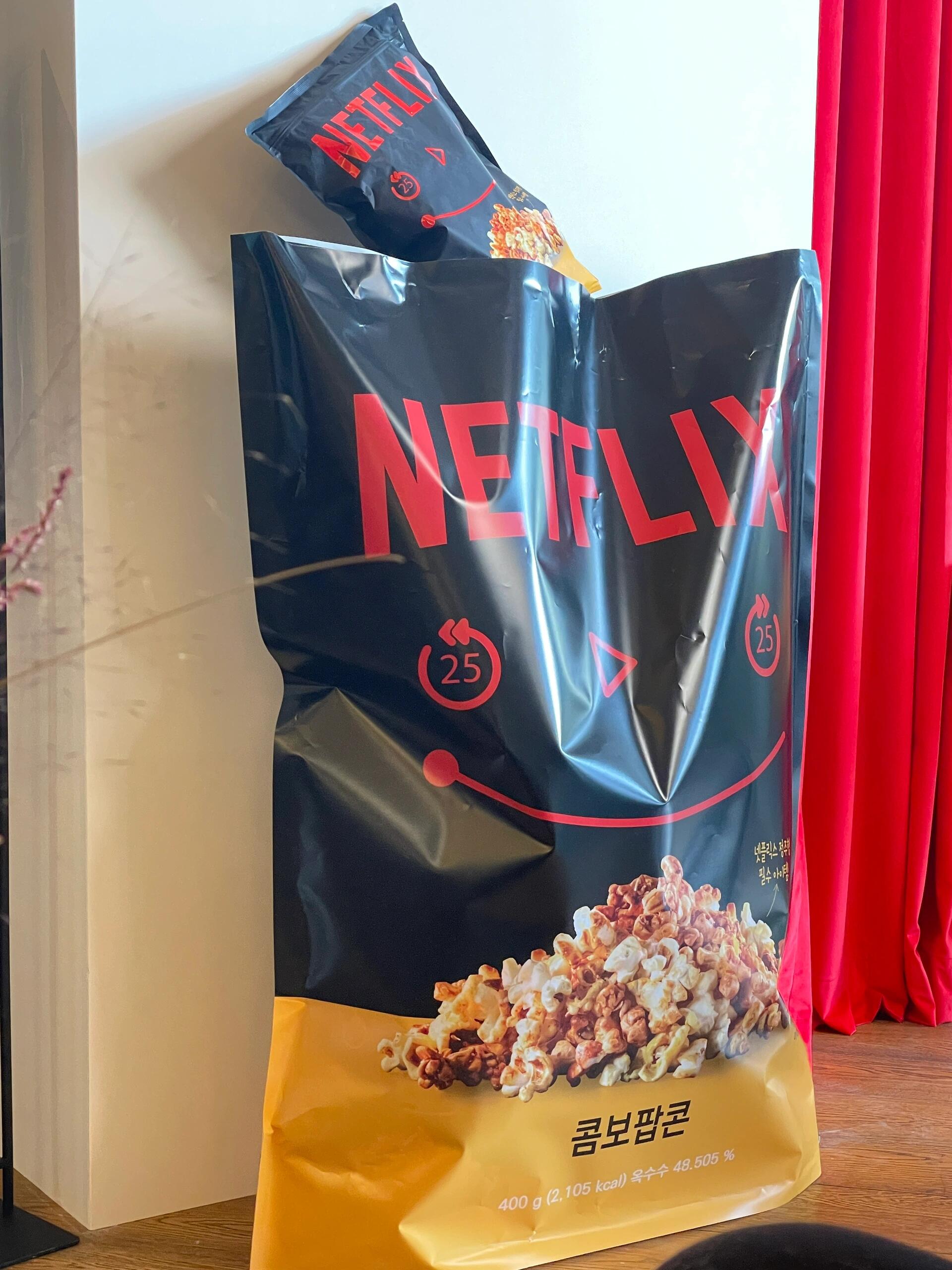 
                        在釜山Netflix咖啡廳偶遇gray和李珠英這家咖啡廳可以免費拍照??，店里的裝潢也很有趣?。坐了一個小時，竟然接連碰見了兩個明星！先是看見了演員李珠英，她之前在《時空追捕》里表現超棒，這次和??fan合作了電影《綠葉》??。然后gray也進來了，剛好坐在我旁邊的桌子上！??#偶遇明星 #gray #釜山國際電影節 #Netflix #李珠英 #釜山