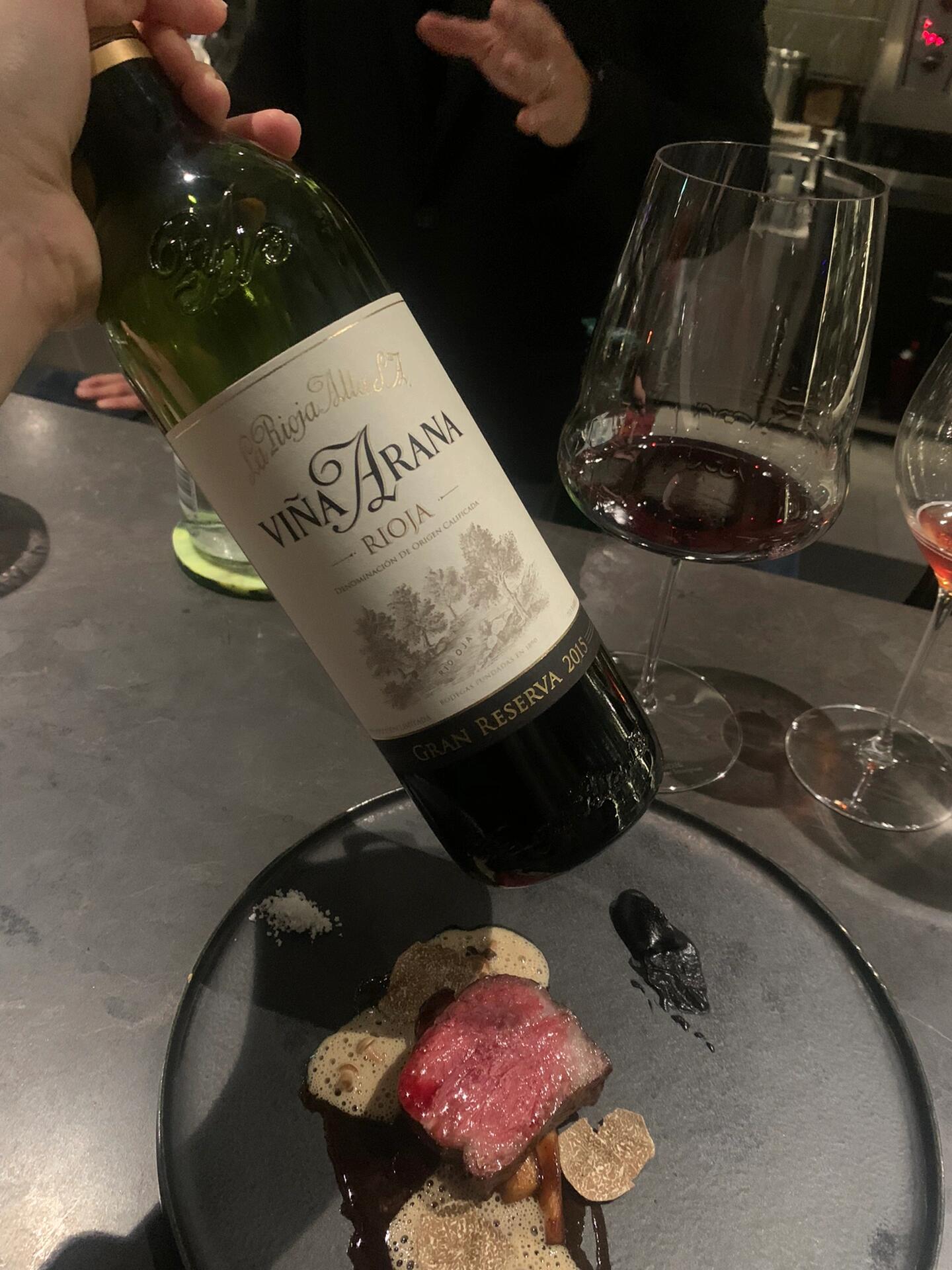 
                        首爾｜江南特種兵 6小時3家店20杯酒1-5 Zest Seoul6-12 On y va13-18 Vinho-都在江南，三家店彼此步行可達。到首爾第一天，我的吃喝特種兵朋友就安排了兩頓飯三頓酒。對于一個第一次來韓國，且把第一次當最后一次的人來說，起點未免有點高！給特種兵敬禮??-?? Zest Seoul今年Asia Best 50 top. 5 的雞尾酒吧，主打 sustainable fine drinking。調酒用的原材料是蔬菜水果邊角料、蜂蜜來自城里的蜂場、圍裙用回收布料做的、菜單紙頭也是。裝修一點點洞穴感，浮夸的高腳椅和靠背椅形成對比，喜歡。-兩人一小時喝了5杯，全部喝光。我一個對雞尾酒挑三揀四的人，頻頻拍手????。很多ingredients多的雞尾酒都會有一口喝下去胡亂一團的感覺。這家沒有，它能做到聞起來是黃瓜的清新、喝起來層層遞進，最后發現基酒其實蠻烈的，美麗又危險。-?? On y va-法語 let’s go的意思。提供 Carte Blanche（白菜單，每天換、廚房給啥吃啥）。配酒大部分是自然酒。-最驚艷的是開場配酒，圖8??韓國本地酸啤。這漂亮的酸度和桶味，是藥劑師里才能找到的！( The Ale Apothecary, 俄勒岡酒廠，我的本命酸啤）。開場 amuse bouche 都蠻可愛的，往后的節奏也不錯。配了大概五六個酒，圖9??Belluard新年份第一次喝。確實跟已逝莊主做的風格不一樣了。搭配小海鮮還不錯啦。-?? Vinho-老板 Jin 剛拿了MS (Master of sommelier 侍酒師大師)。年輕帥氣，專業且passionate。看他介紹酒和菜的時候我滿眼都是?。-當晚最驚艷的是圖17、18兩支西班牙酒。第一支來自火山土壤，滿滿的能量。Jin為了讓我們體會酒的不同狀態，先倒了之前一瓶的最后一點，又重新開了一瓶 coravin抽了兩杯。咋說呢，火山在口中爆發的感覺??。第二支是好久沒喝的 Rioja Gran Reserva。Smooth as silk, palo santo 香氣，沒忍住又續了一點。-這三家店都是下次還想再來的。嗯已經決定有下次了。-#首爾 #首爾探店 #首爾美食 #首爾雞尾酒 #首爾小酒館 #首爾江南