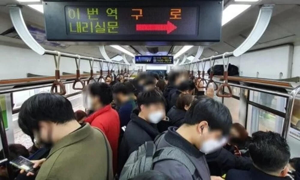 
                        首爾地鐵14年來首次更換??地鐵換乘廣播音樂首爾地鐵1～8號線的換乘音樂14年來首次發生變化。13日，首爾交通公社表示，“我們計劃從16日到下個月依次更改地鐵1號線至8號線換乘信息廣播的背景音樂。” “背景音樂將由作曲家金白燦的《Eolssiguya》更換成作曲家樸慶勛的《豐年》。”這是自2009年以來14年來首次更換地鐵換乘背景音樂。此前，韓國交通公社于去年10月進行了為期兩周的調查，調查市民對地鐵換乘背景音樂的喜好。 調查結果顯示，在《隨風隨波》、《豐年》、《晴天》、《腳步聲》、《旅行》等五種樂曲中，《豐年》被選為最佳音源，得票率26.53%。? 聆聽全新改版的《豐年》音樂：請搜索置頂留言～首爾市民熟悉的地鐵換乘背景音樂《Eolssiguya》于2009年3月首次采用。 當時運營地鐵 1 號線至4號線的首爾地鐵選擇韓國傳統音樂作為背景音樂，以慶祝“訪問韓國年”。 2012年，地鐵5至8號線也將地鐵換乘的背景音樂統一換成《Eolssiguya》。#韓國 #?? #korea #地鐵 #地鐵音樂 #韓國地鐵 #韓國生活 #留學韓國 ?????