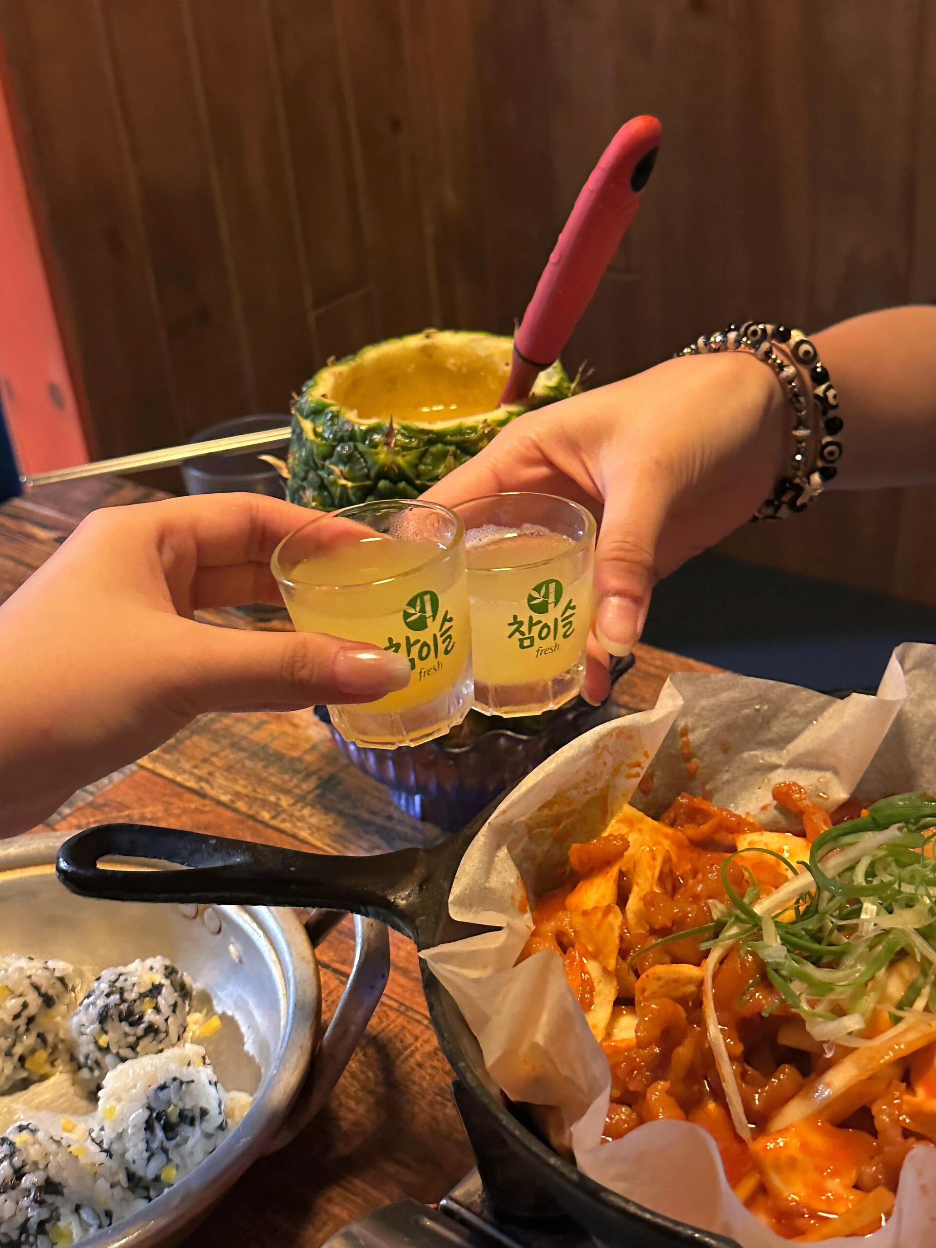
                        韓國trip｜在首爾的city walk一個延遲記錄?? 在首爾的每一天都是在暴走and暴走 爬樓梯and爬樓梯【弘大】超級熱鬧，逛街天堂???！人潮洶涌，感覺大家都在享受閑暇時光。嘗試了弘大的柿子冰（感覺一般般，中等水平），還有超級美味的辣雞爪??、炸醬面和菠蘿燒酒??！還拍了超酷的俯拍版人生四格照片～【韓屋村】去了超火的onion，個人感覺一般，面包有點太甜??。體驗了景福宮的韓服，雖然感覺韓服版型不太適合我，顯得有點胖。【梨泰院】在梨泰院的頂部看日落??，感覺就像在看韓劇一樣！【漢江公園】強烈推薦！一定要在漢江公園看夕陽??和夜景??，邊吃炸雞??邊泡面，氛圍感max！晚風徐徐，燈光閃爍，超級舒服。【延南洞】意外發現了此行首爾最佳美食——pie in the shop??。他們家的拿鐵和美式咖啡簡直完美?！延南洞有很多看起來不錯的咖啡廳，而且人不多，很有格調。【江南】特地為了London bagel museum而去??，雖然提前用手機取號，到了之后還是等了一個小時。排隊不易，但美味確實值得！#首爾 #韓國 #首爾旅行 #首爾探店 #韓服 #面包 #韓國日常 #首爾美食 #韓國首爾 #延南洞 #弘大 #漢江公園 #倫敦貝果博物館 #韓屋村