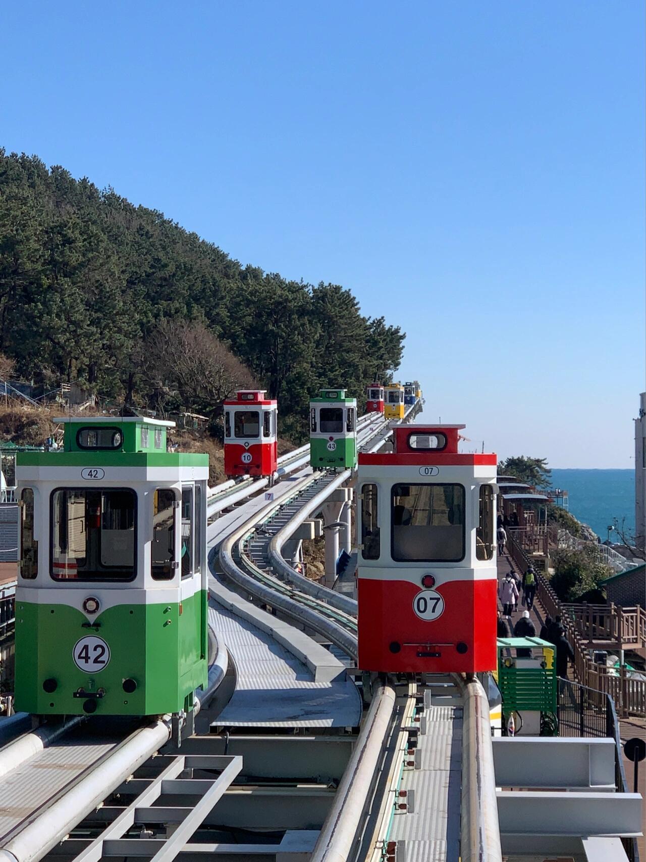 
                        釜山 ?? 天空膠囊 小火車去釜山一定要體驗這個小火車 ??直接上Naver預約，搜索 ????? ?????? ?????。直接去官網網站訂??時間會多很多！Naver一般都定滿了，要等很久！一定要分清楚：- 海邊列車 (????) 和 小火車（?????）小火車 (?????)會貴一點，15000韓幣一個人！海岸列車(????)是??7000韓幣一個人！整個車程是30分鐘，可以買零食咖啡在車上享用！風景超美，拍照也????超奈斯～到站后下車??，一定要在列車經過時拍照！很有日本鐮倉的感覺，沖～#釜山 #釜山探店 #釜山旅行